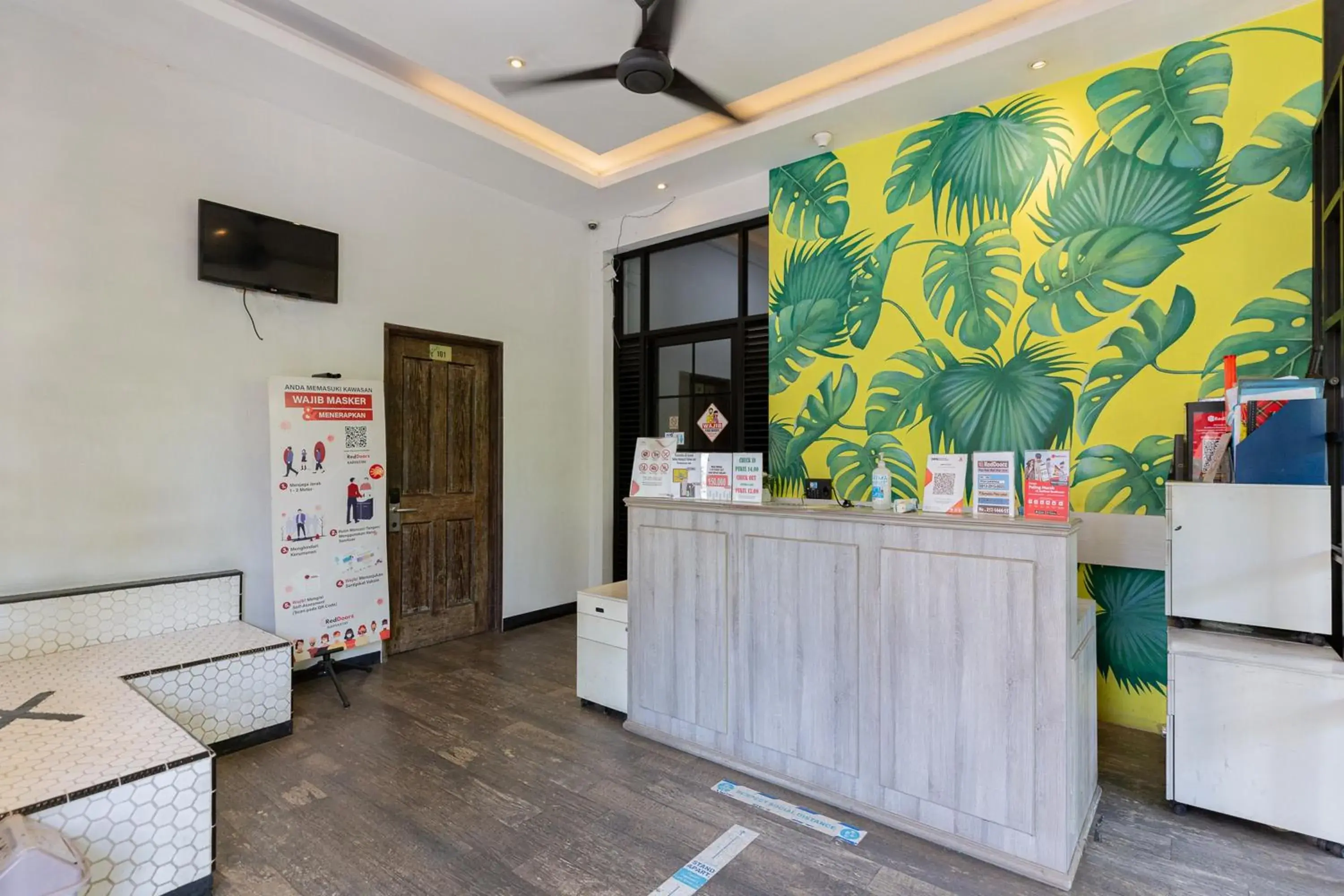Lobby or reception in RedDoorz Plus near Mall Slipi Jaya Lobby or reception in RedDoorz Plus near Mall Slipi Jaya