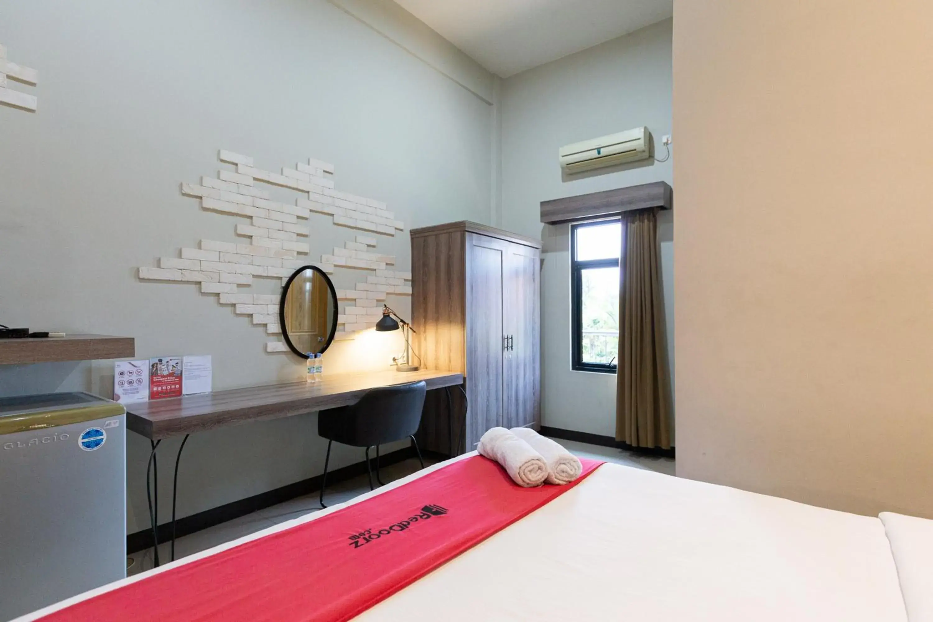 Bedroom, Bed in RedDoorz Plus near Mall Slipi Jaya Bedroom, Bed in RedDoorz Plus near Mall Slipi Jaya