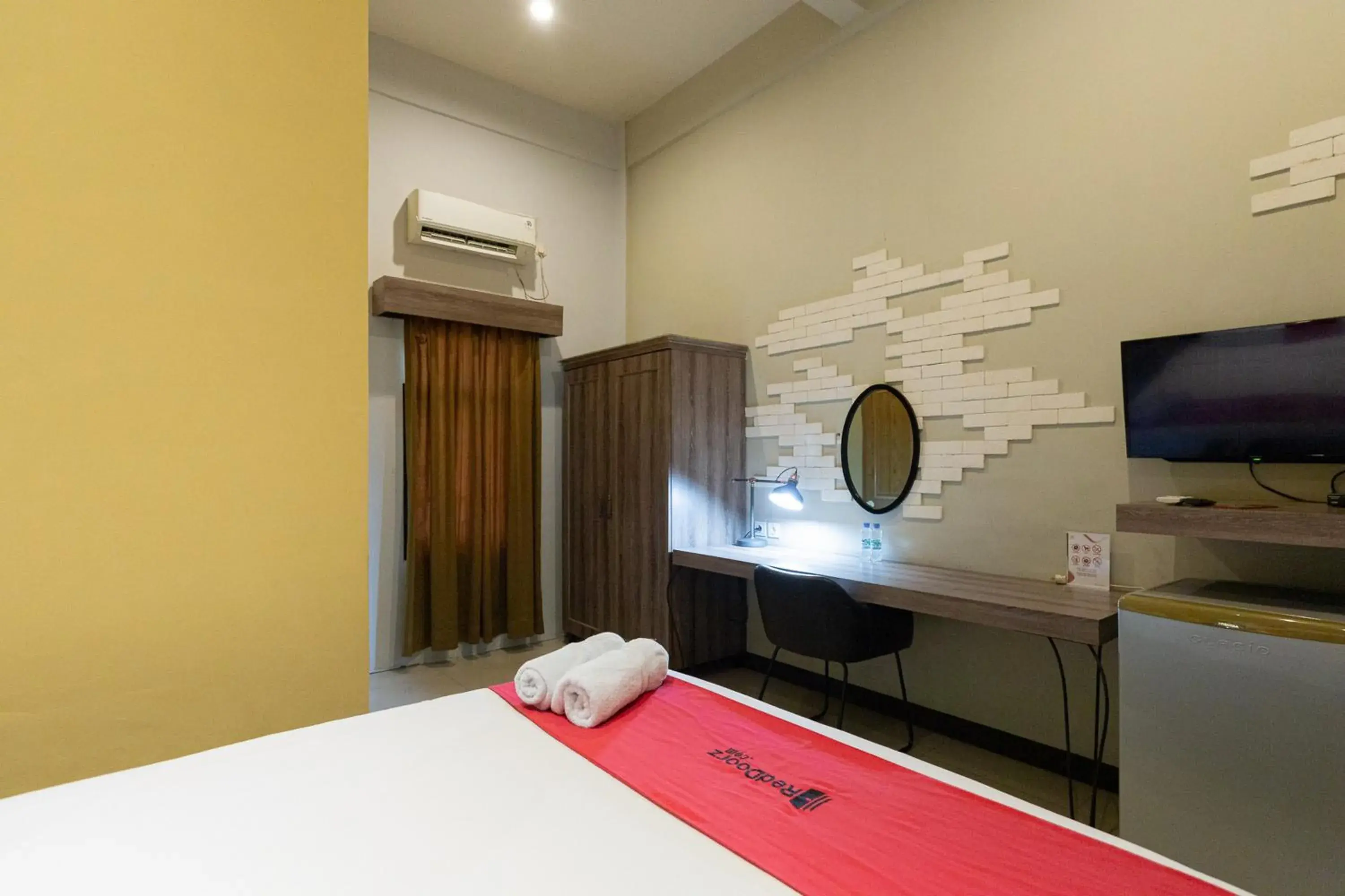 Bedroom, Bed in RedDoorz Plus near Mall Slipi Jaya Bedroom, Bed in RedDoorz Plus near Mall Slipi Jaya