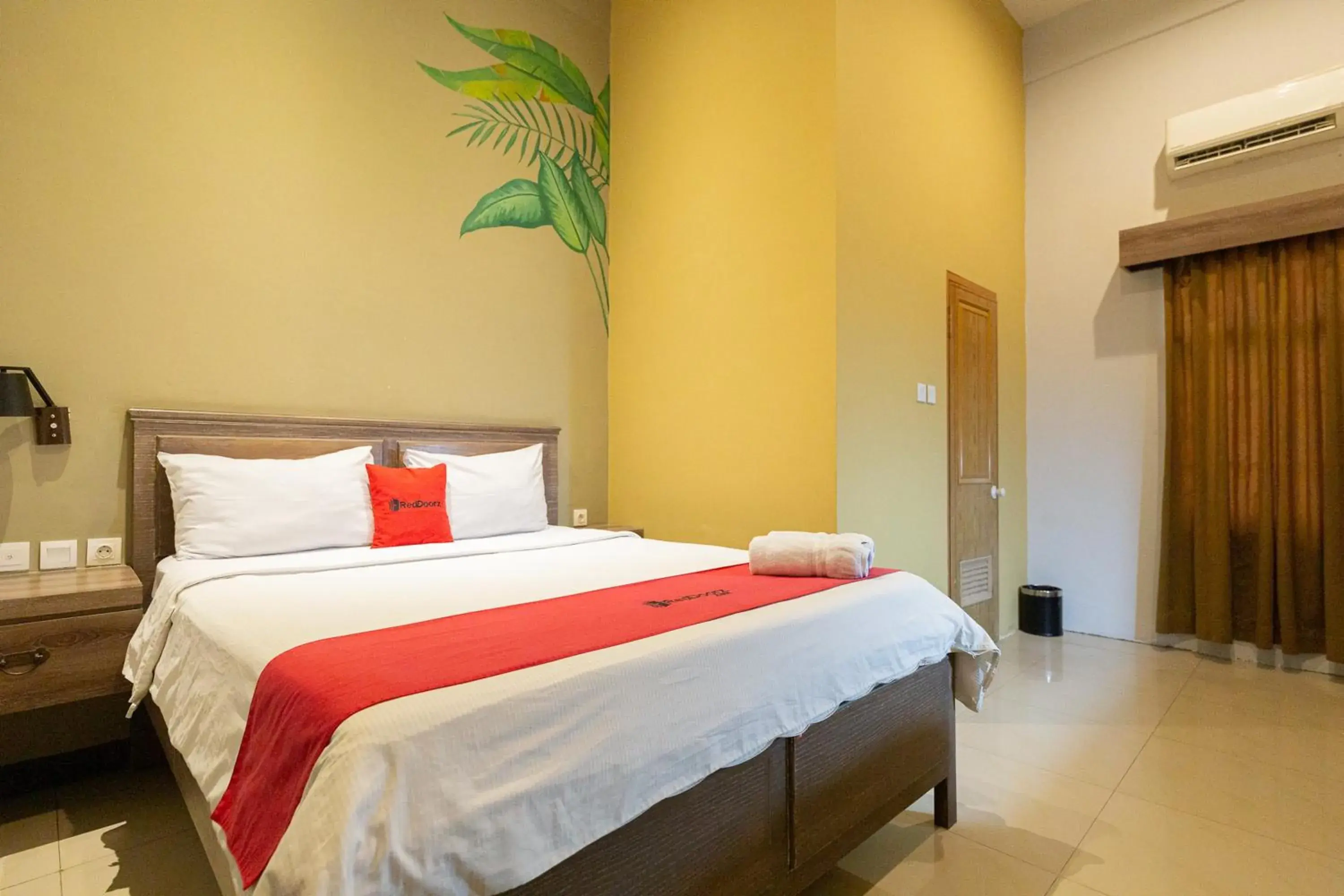 Bedroom, Bed in RedDoorz Plus near Mall Slipi Jaya Bedroom, Bed in RedDoorz Plus near Mall Slipi Jaya