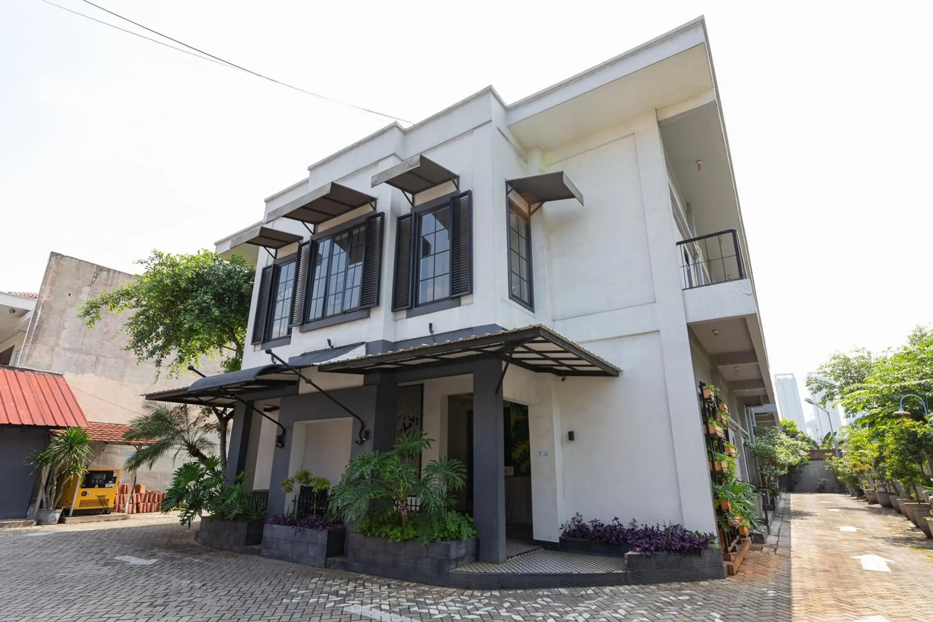 Facade/entrance in RedDoorz Plus near Mall Slipi Jaya Facade/entrance in RedDoorz Plus near Mall Slipi Jaya