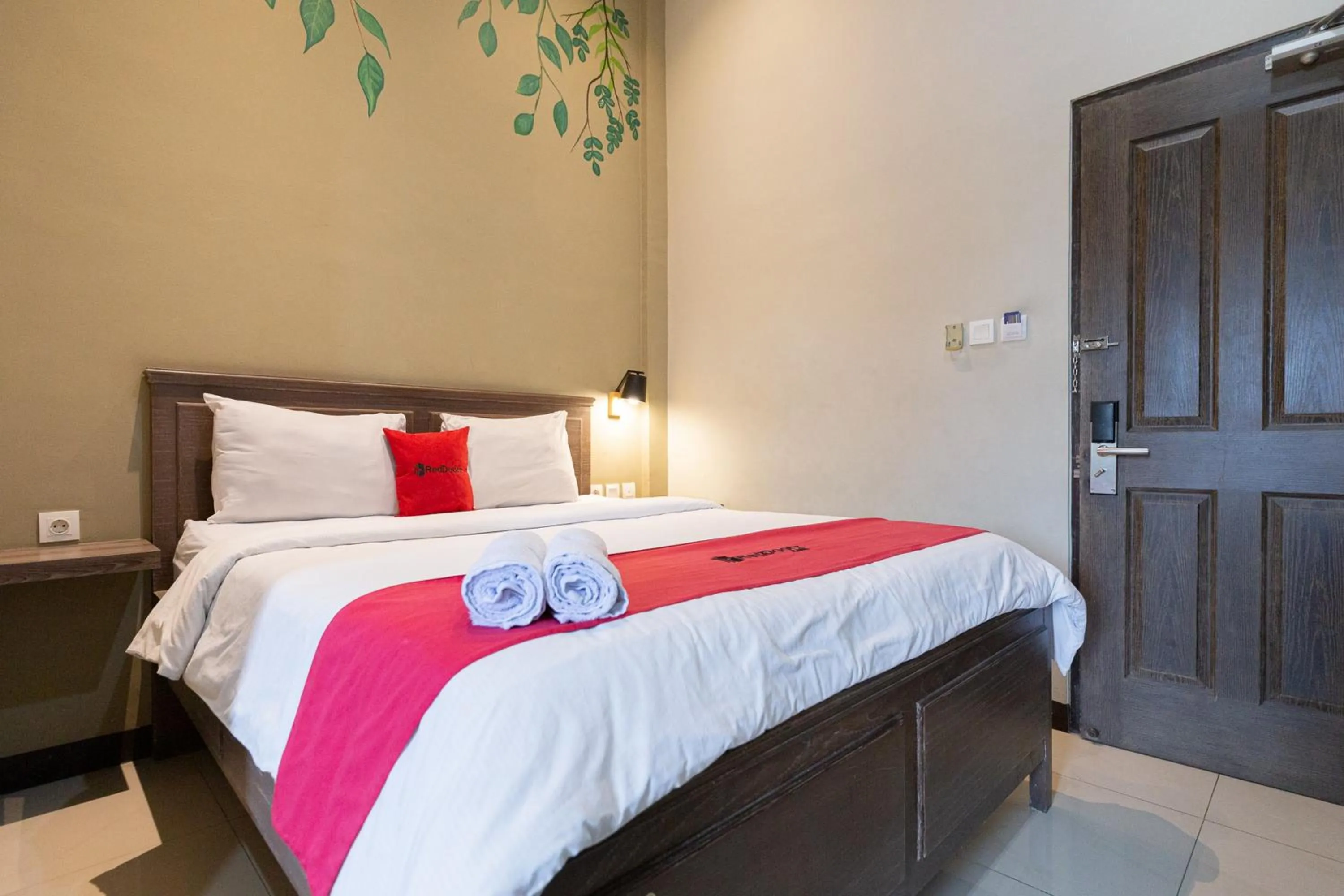 Bedroom, Bed in RedDoorz Plus near Mall Slipi Jaya