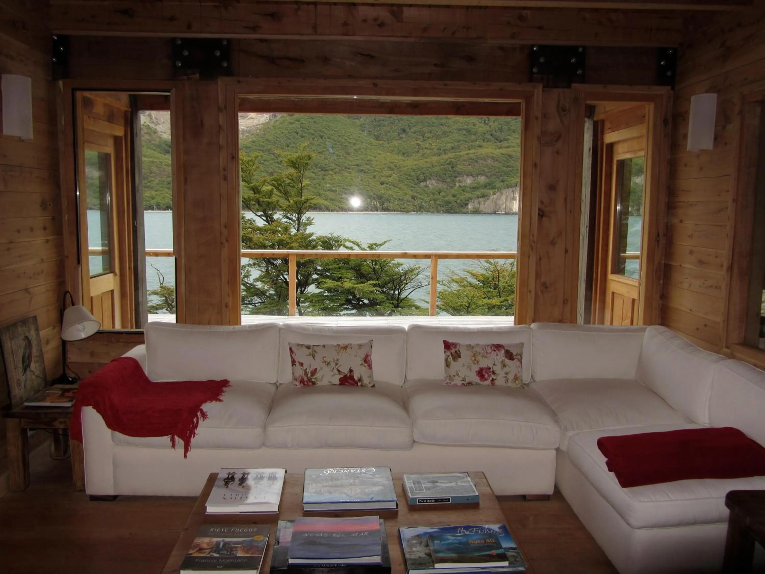 Communal lounge/ TV room in Aguas Arriba Lodge