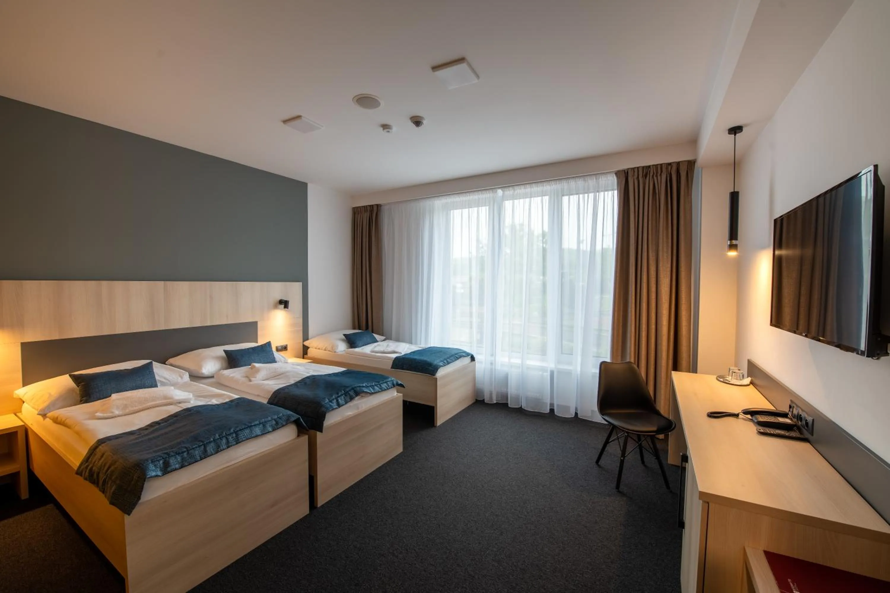 Communal lounge/ TV room, Bed in Hotel Glamour