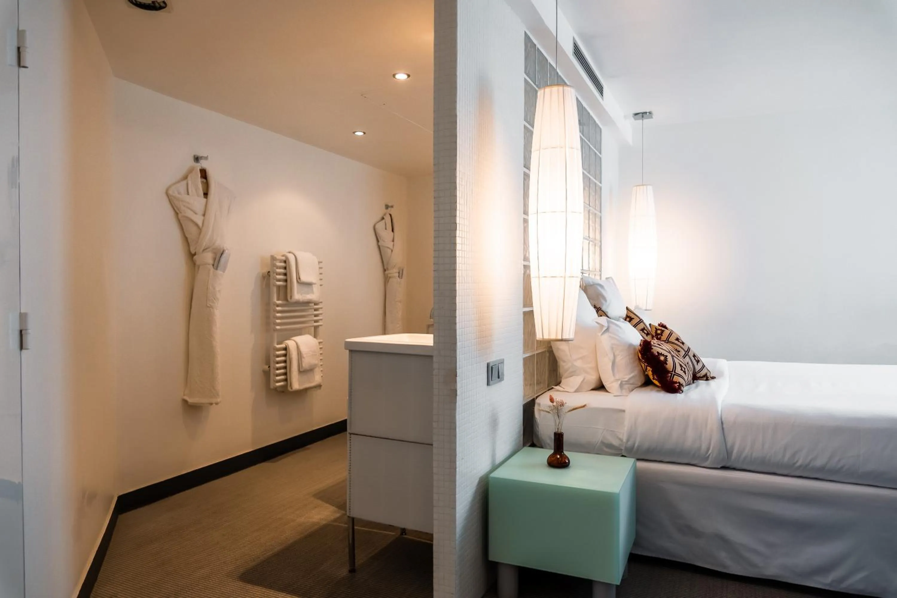 Bed in Kube Hôtel Paris