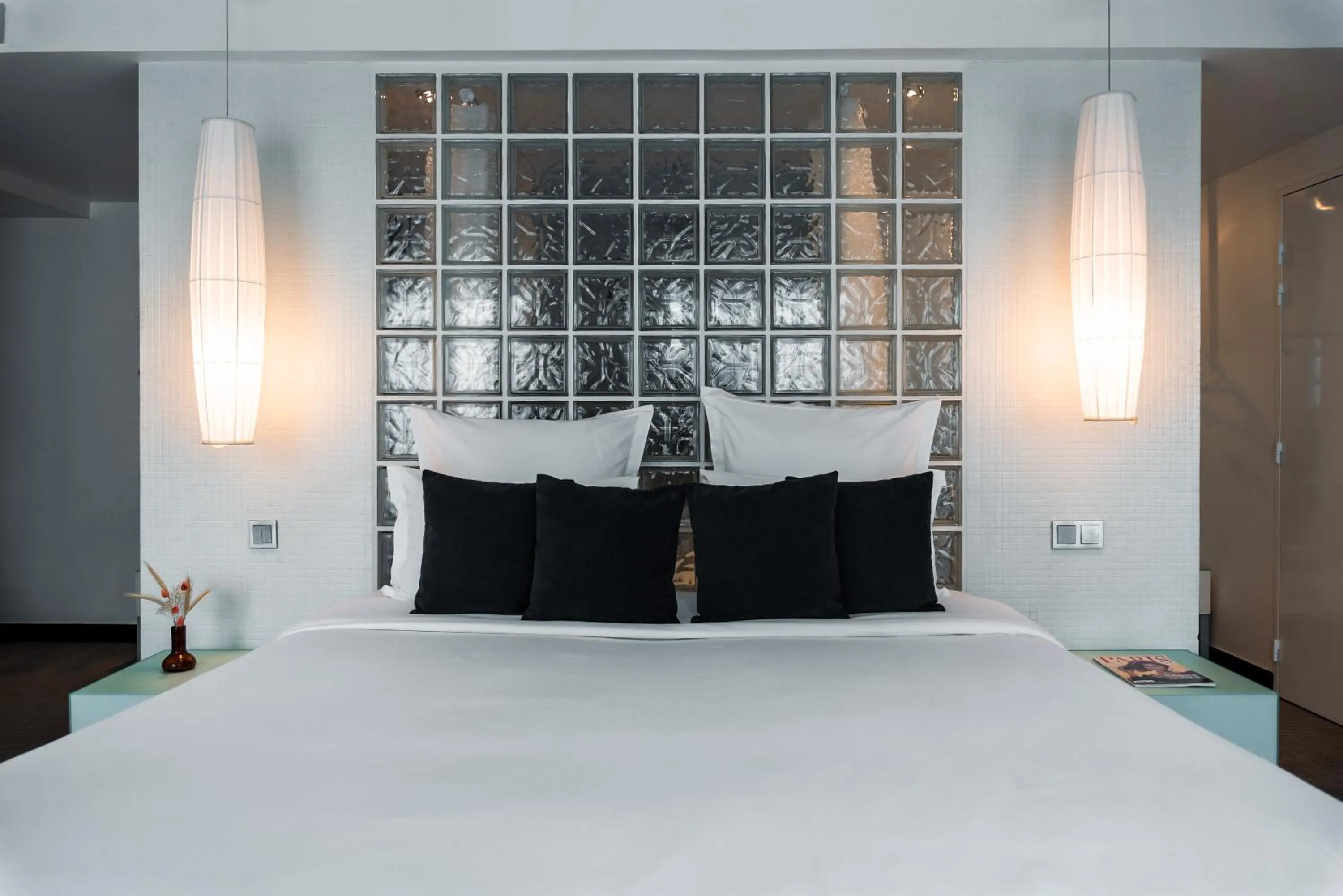 Bed in Kube Hôtel Paris