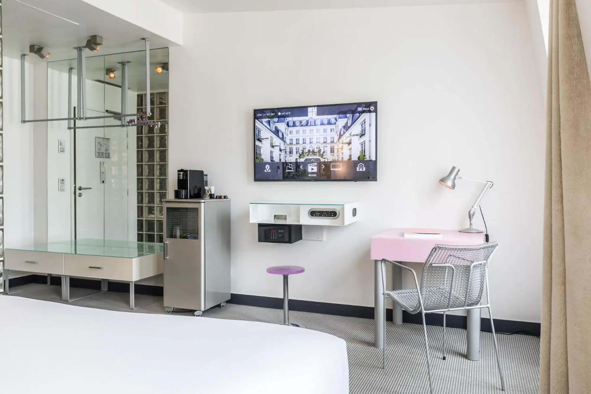 Photo of the whole room, Bed in Kube Hôtel Paris Photo of the whole room, Bed in Kube Hôtel Paris