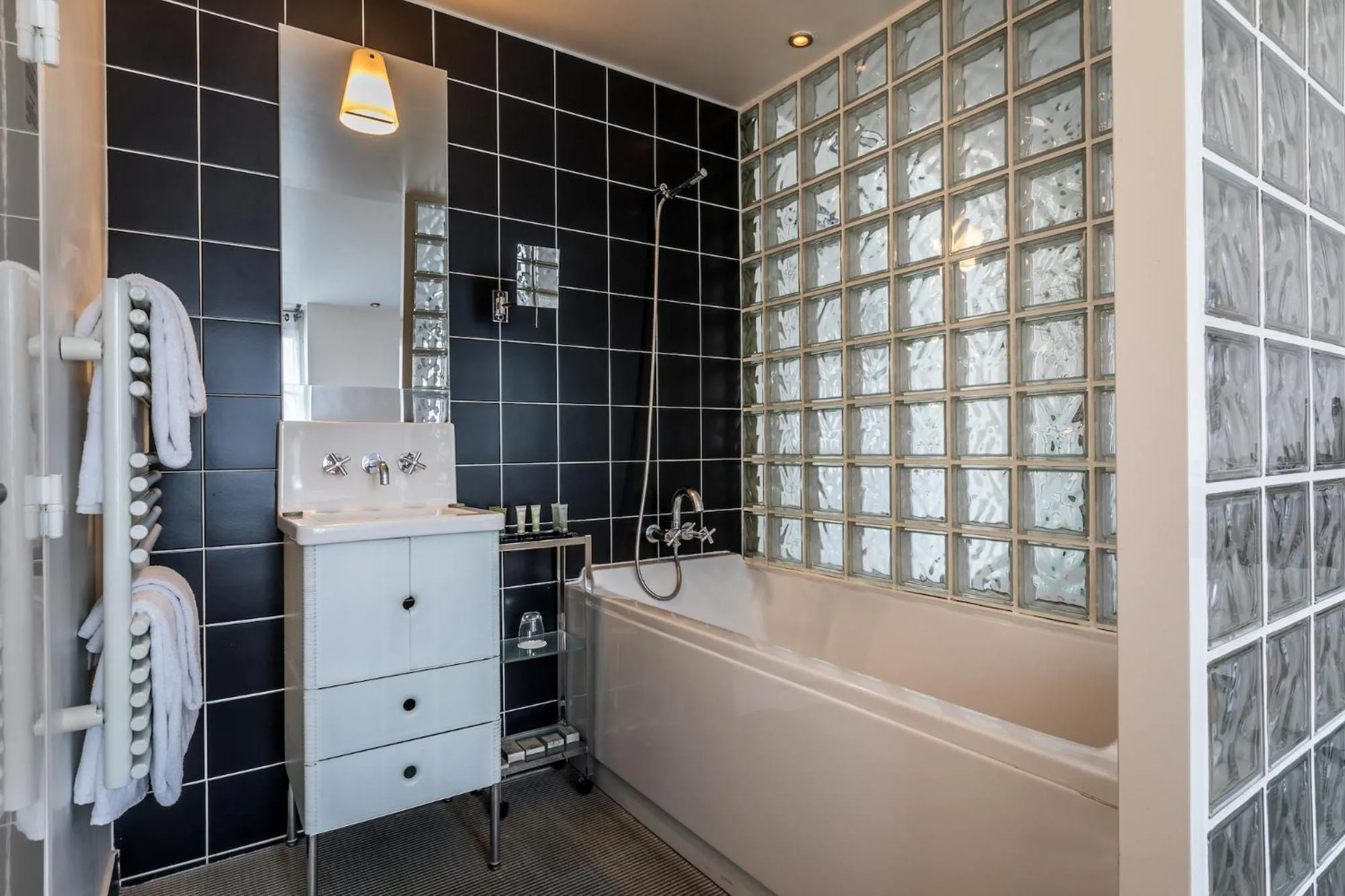 Bathroom in Kube Hôtel Paris