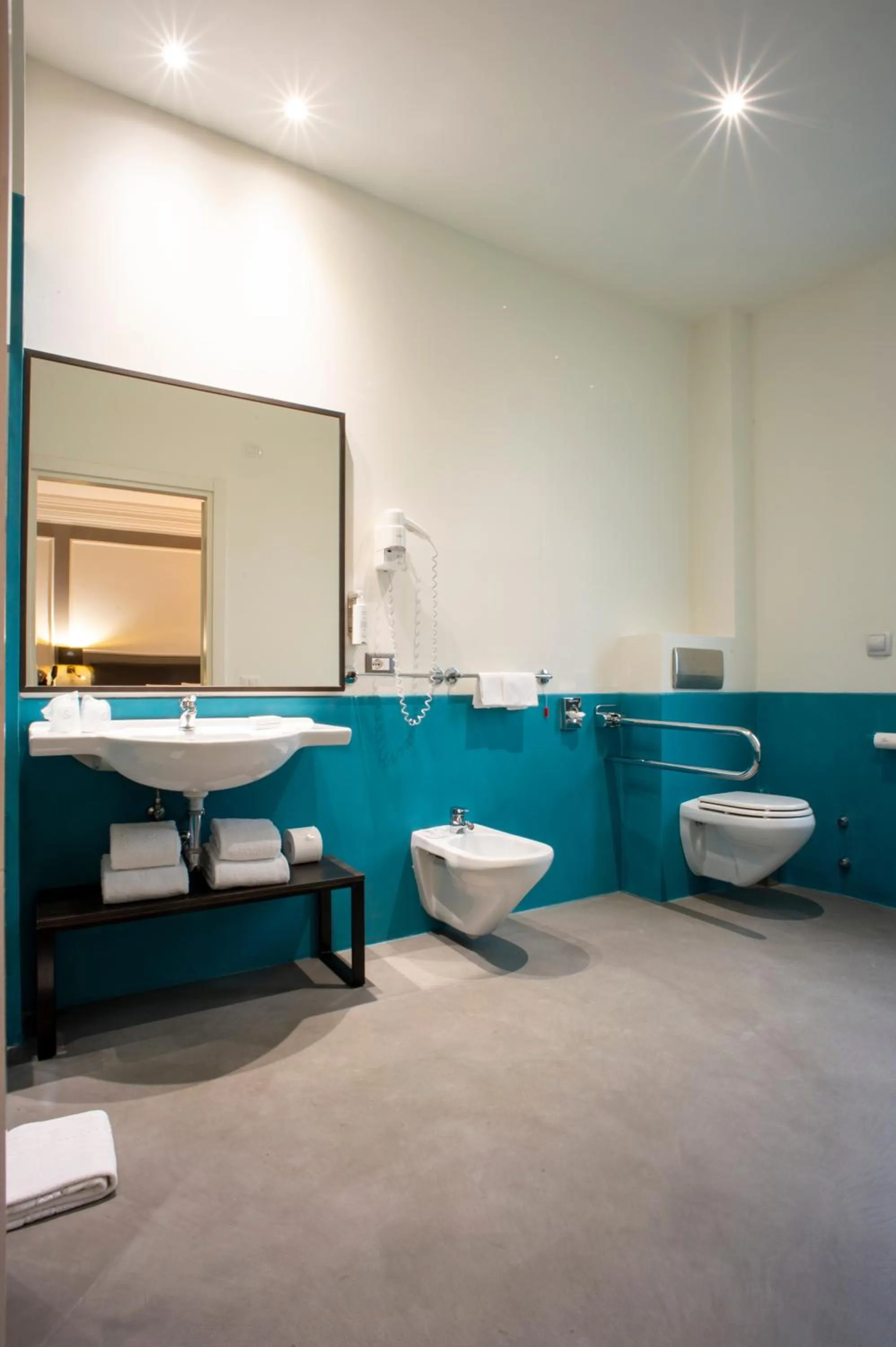 Shower in Elizabeth Lifestyle Hotel