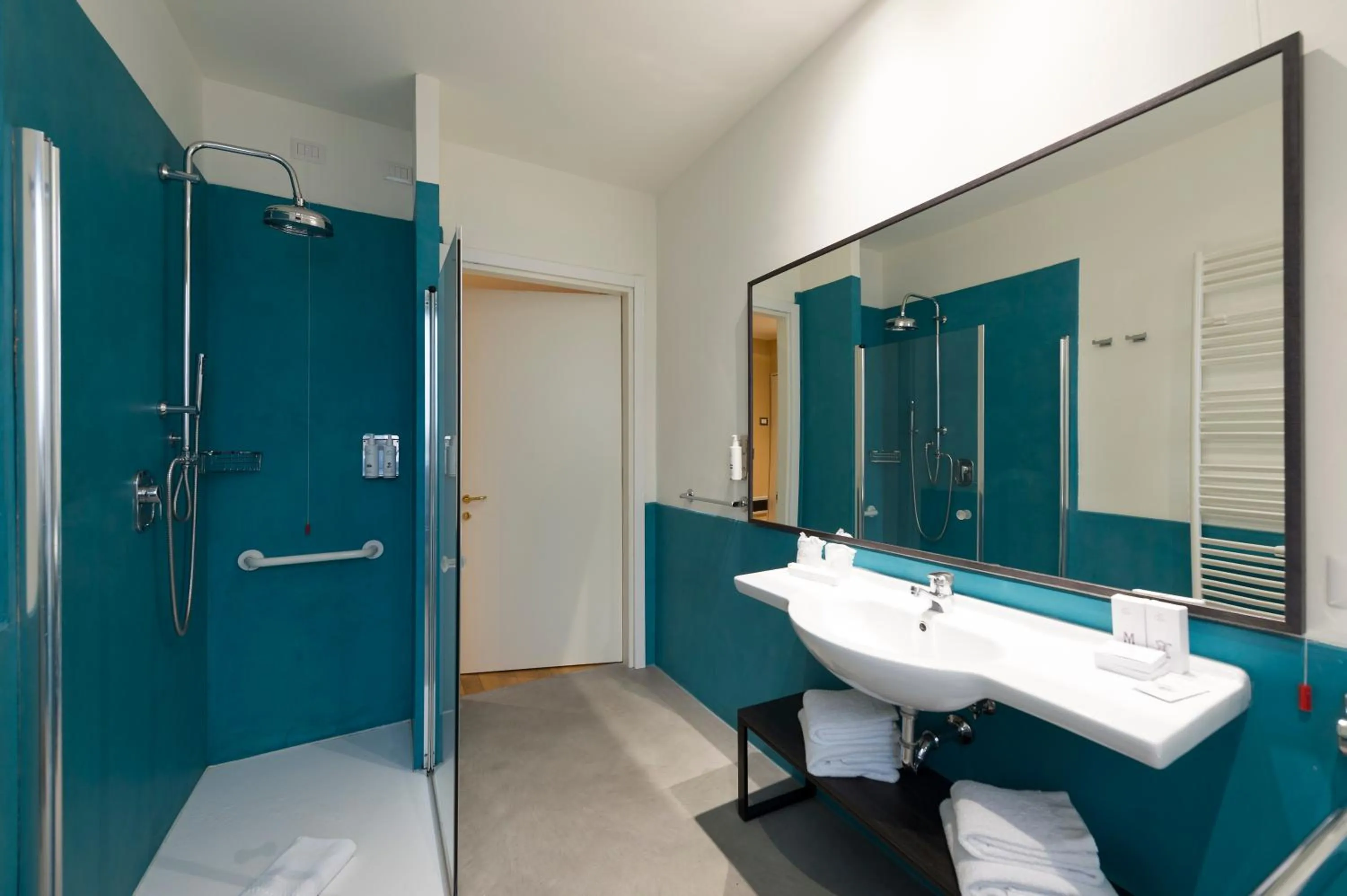 Shower in Elizabeth Lifestyle Hotel