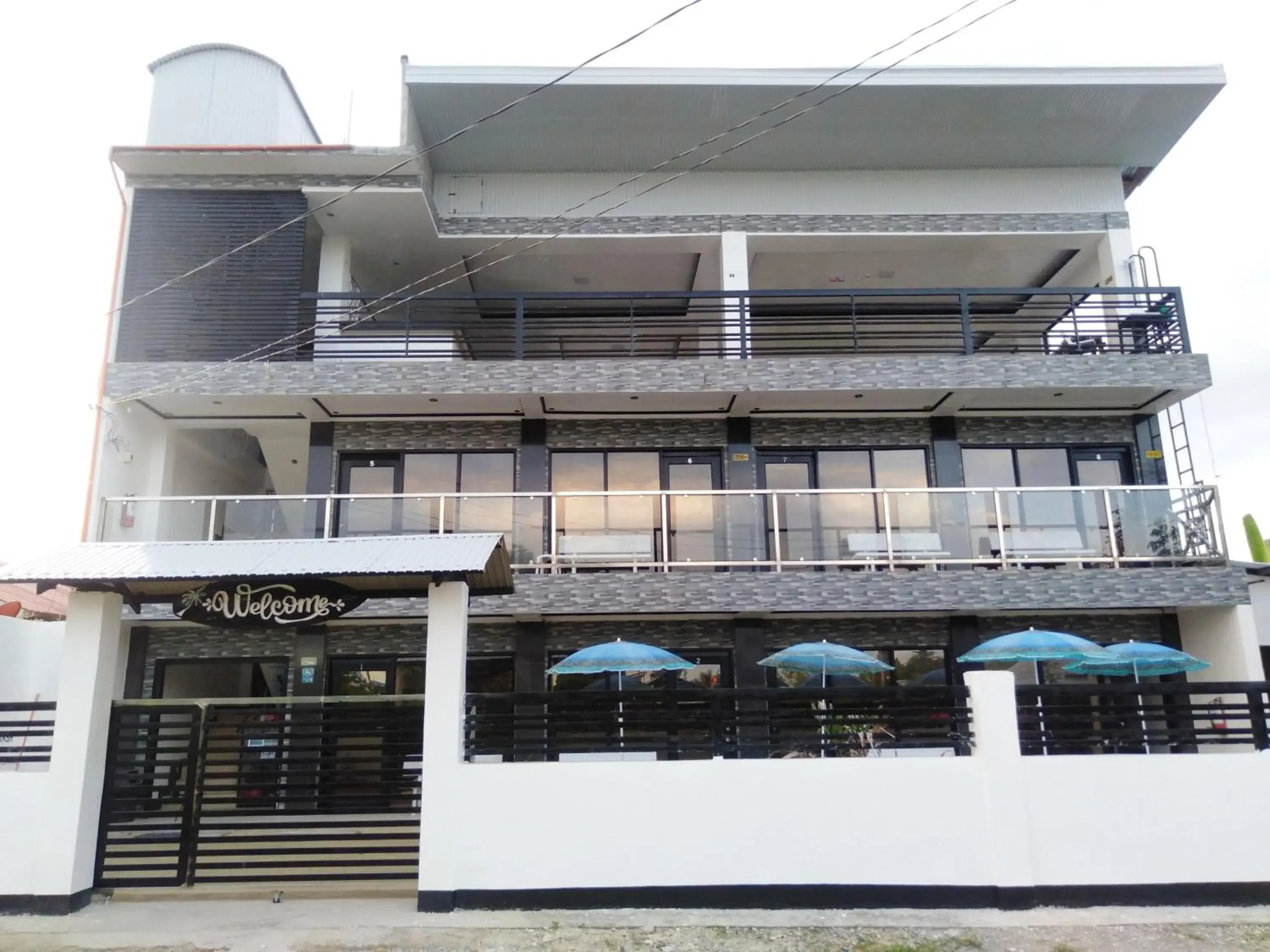 Strangers Inn&Bar Strangers Inn&Bar