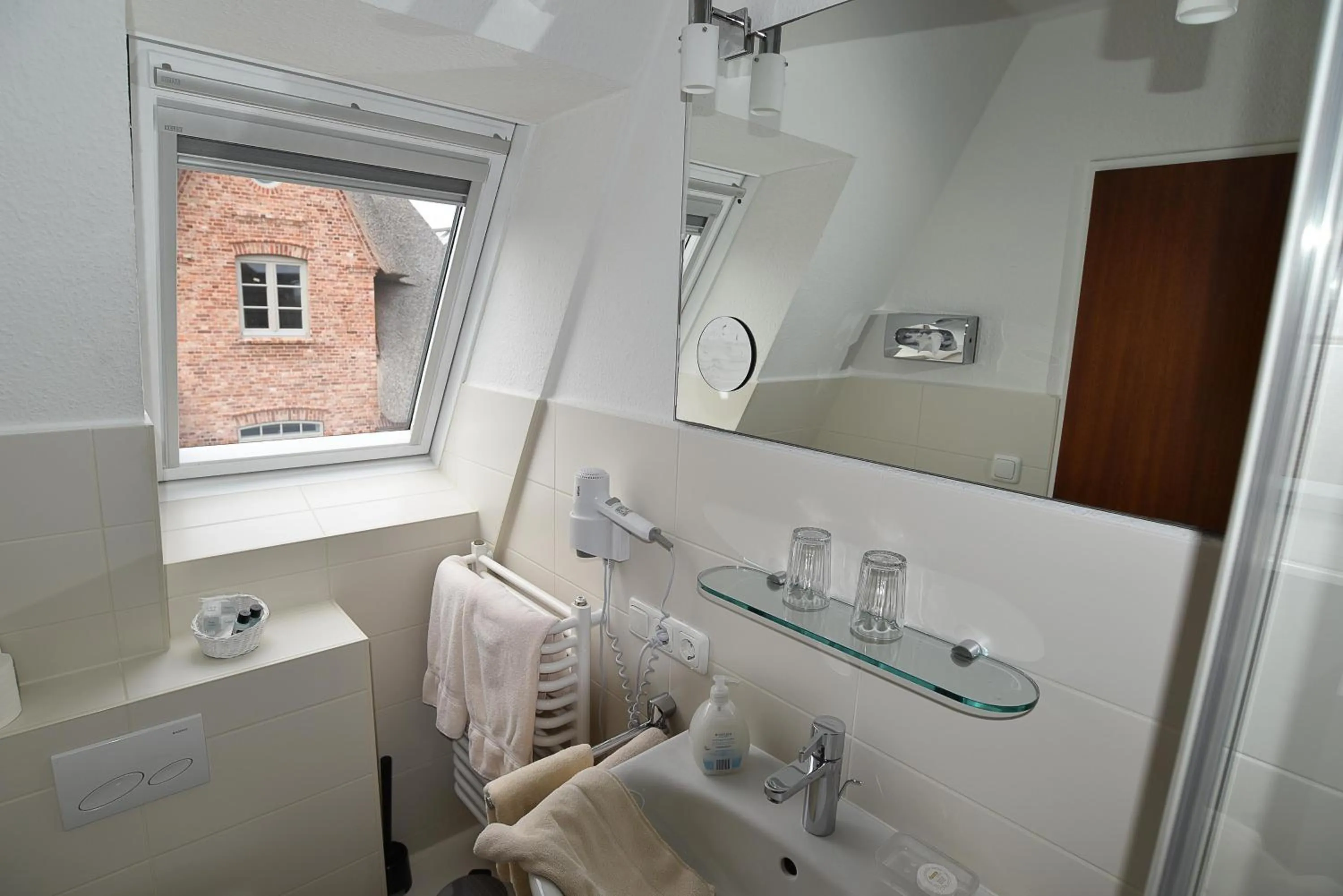 Bathroom in Pension Luuward 3 Sterne superior Hotel