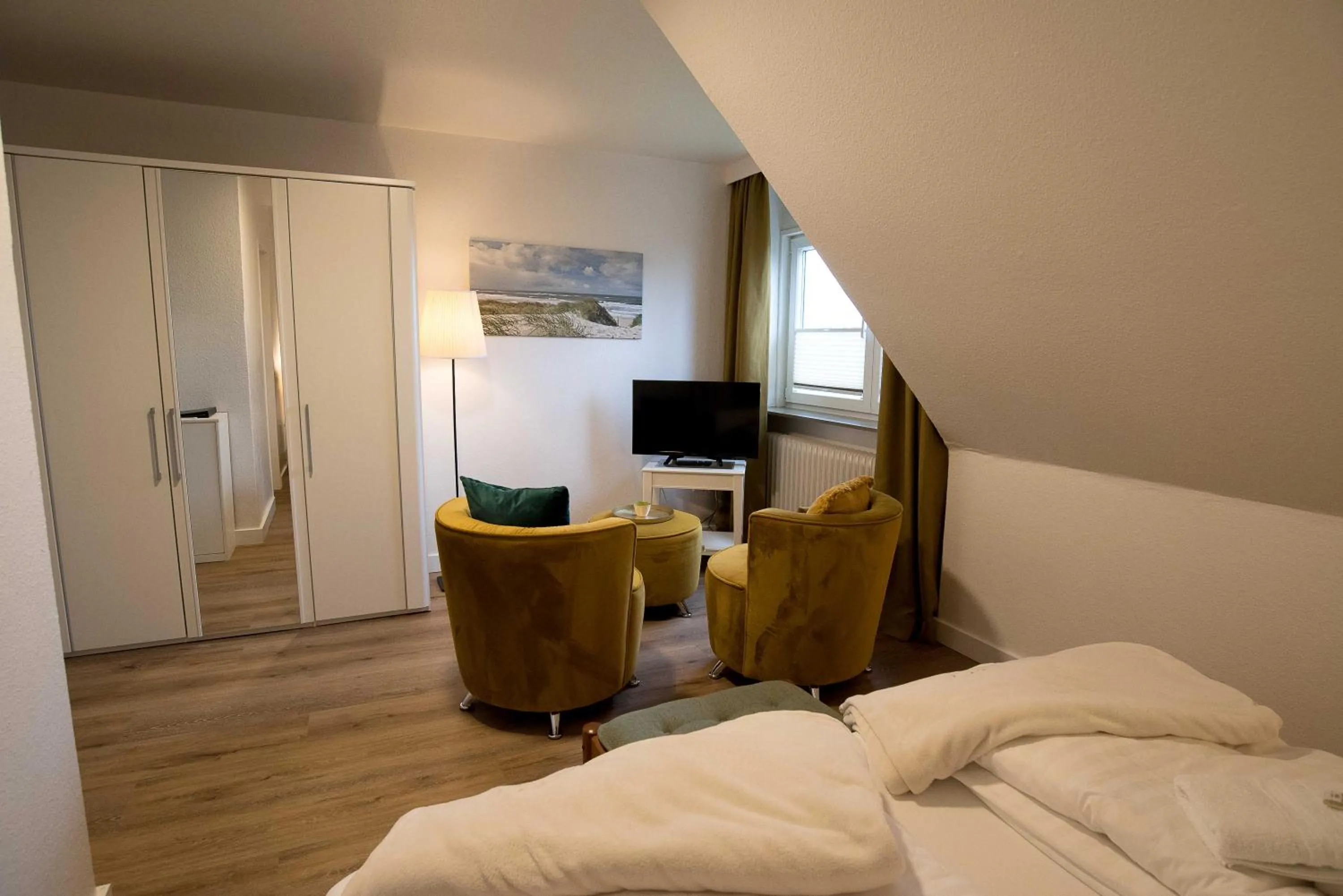 Seating area, Bed in Pension Luuward 3 Sterne superior Hotel