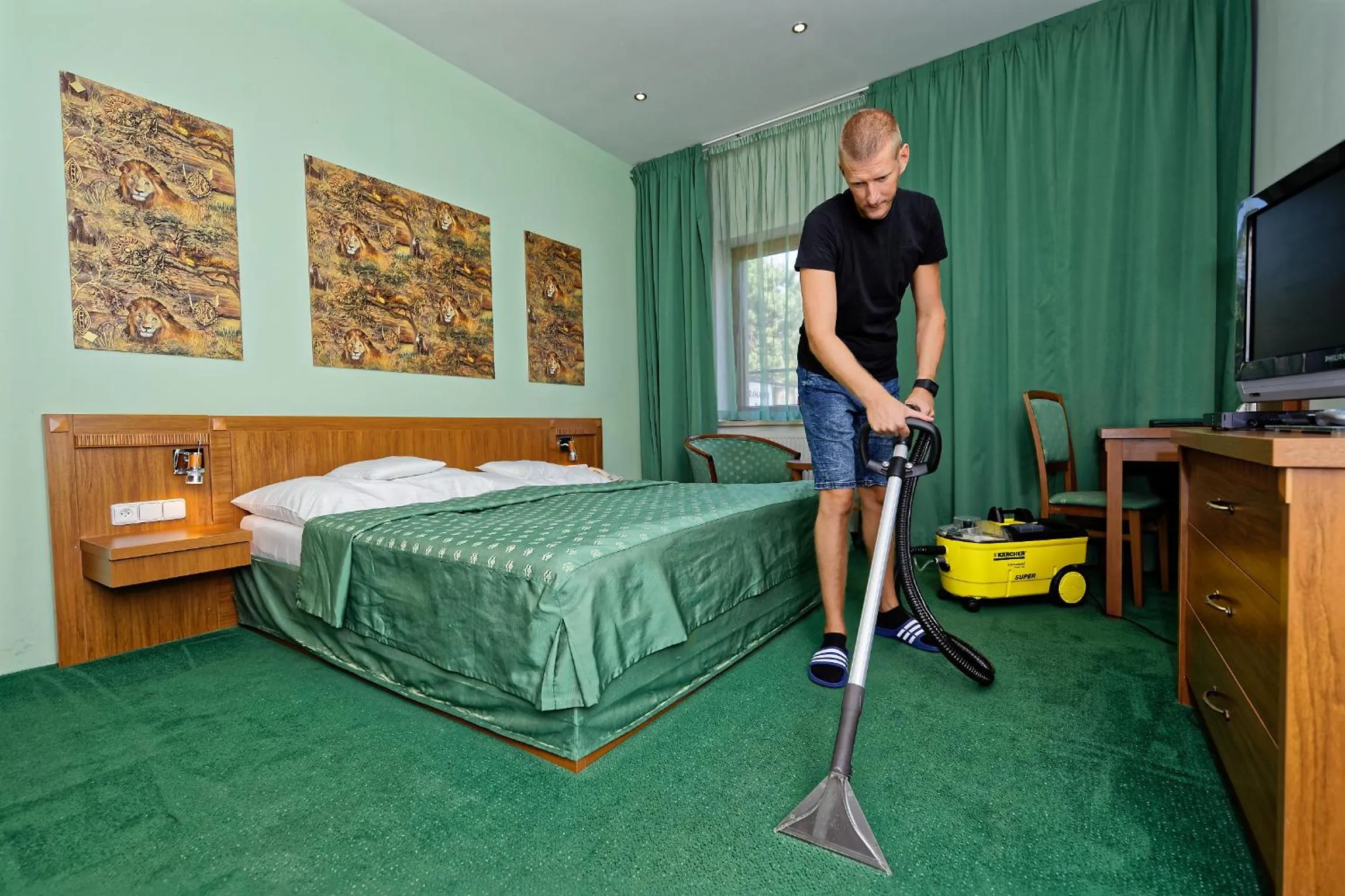 Staff, Bed in Hotel Max Inn