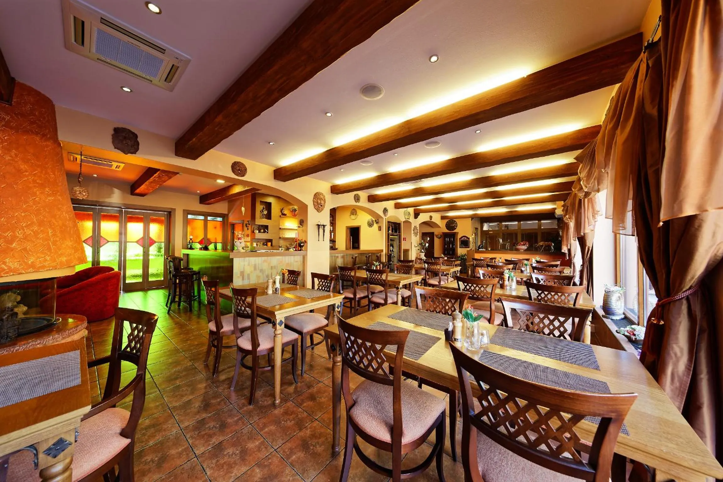 Restaurant/places to eat in Hotel Max Inn