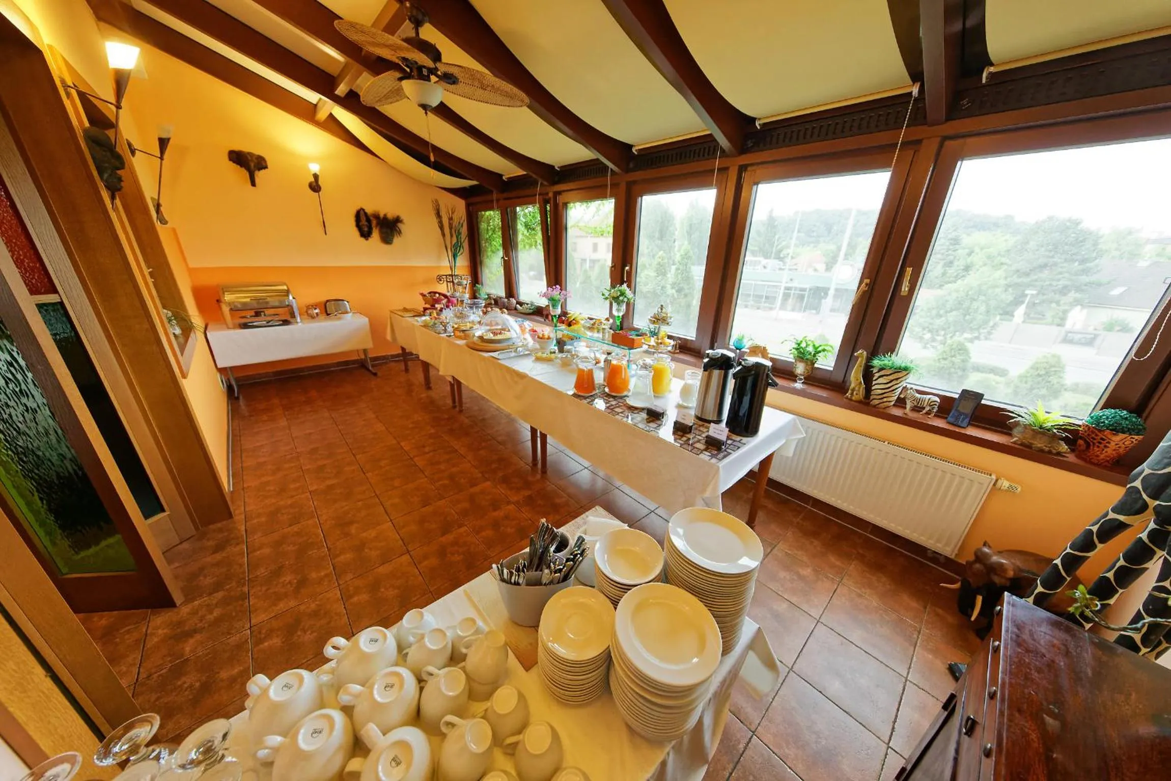 Restaurant/places to eat in Hotel Max Inn