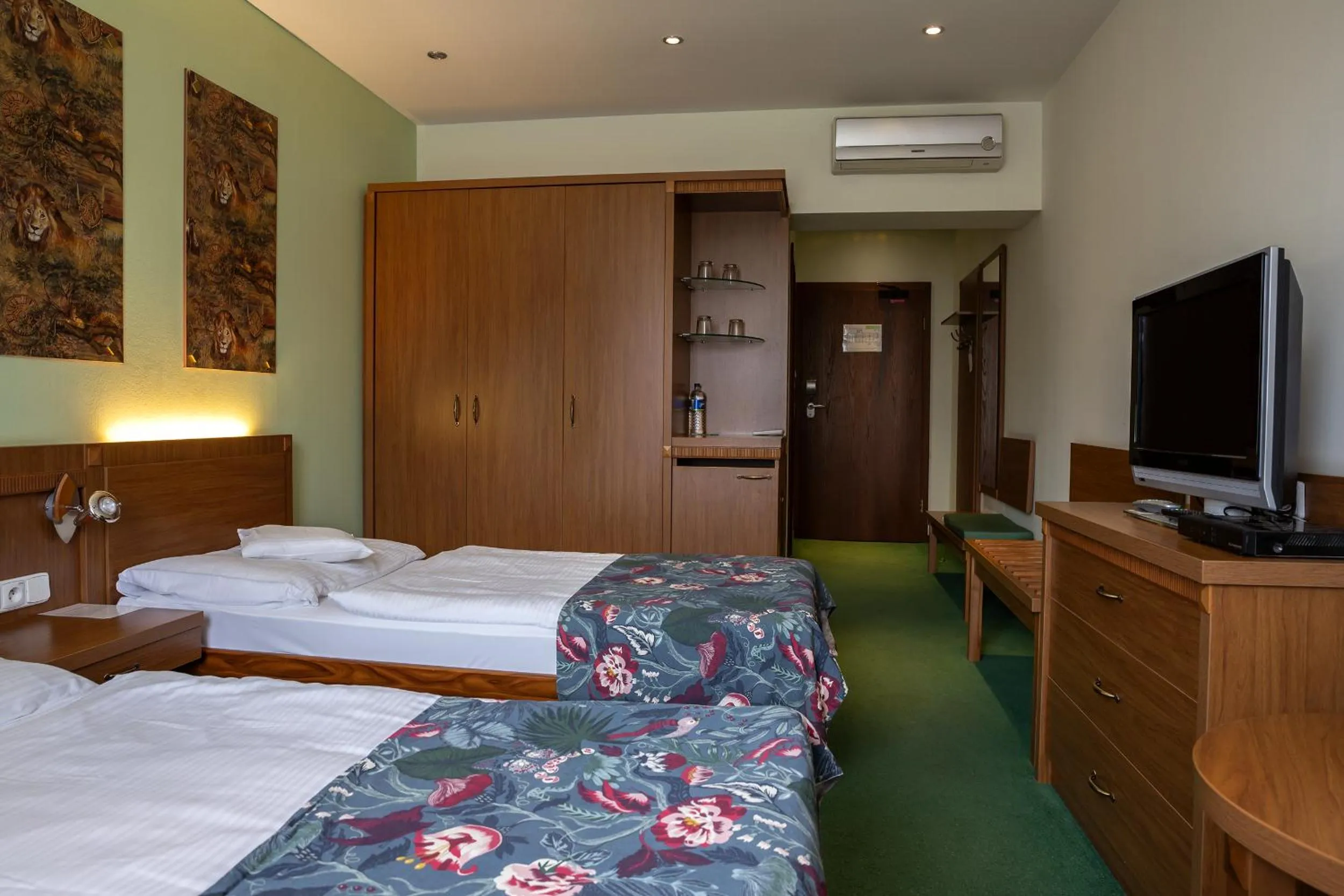 Photo of the whole room, Bed in Hotel Max Inn