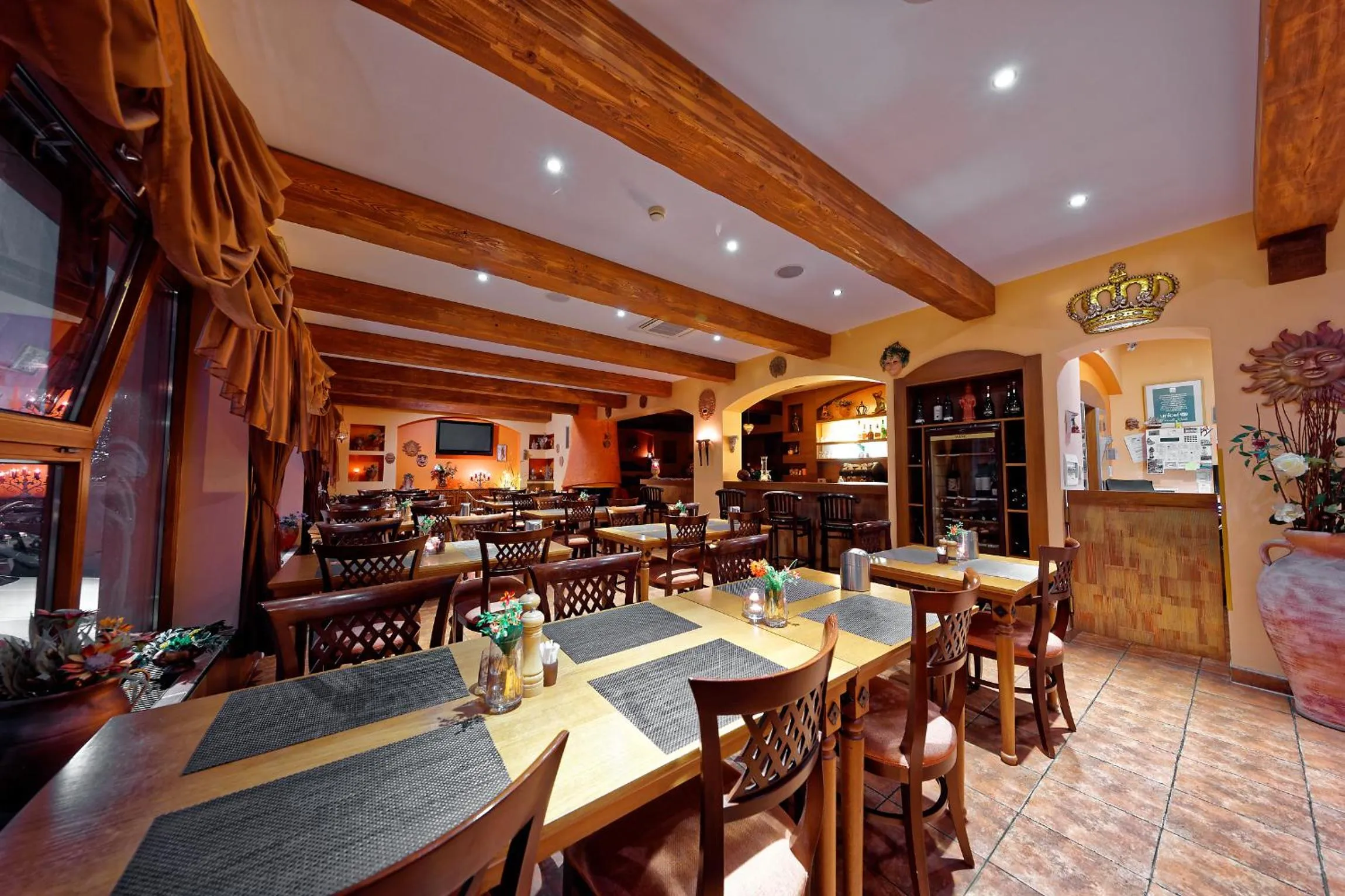 Restaurant/places to eat in Hotel Max Inn