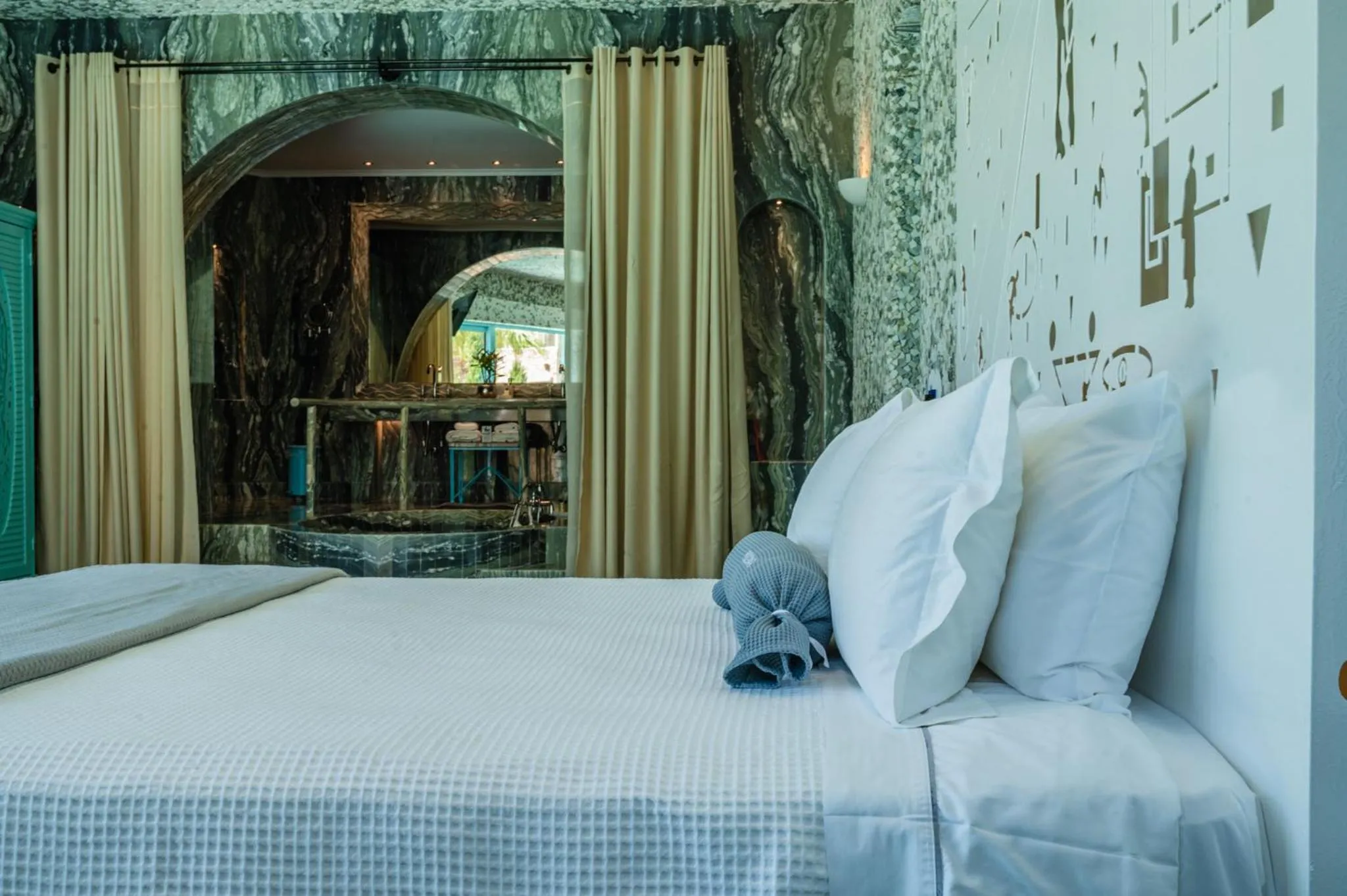 Bedroom, Bed in Calilo