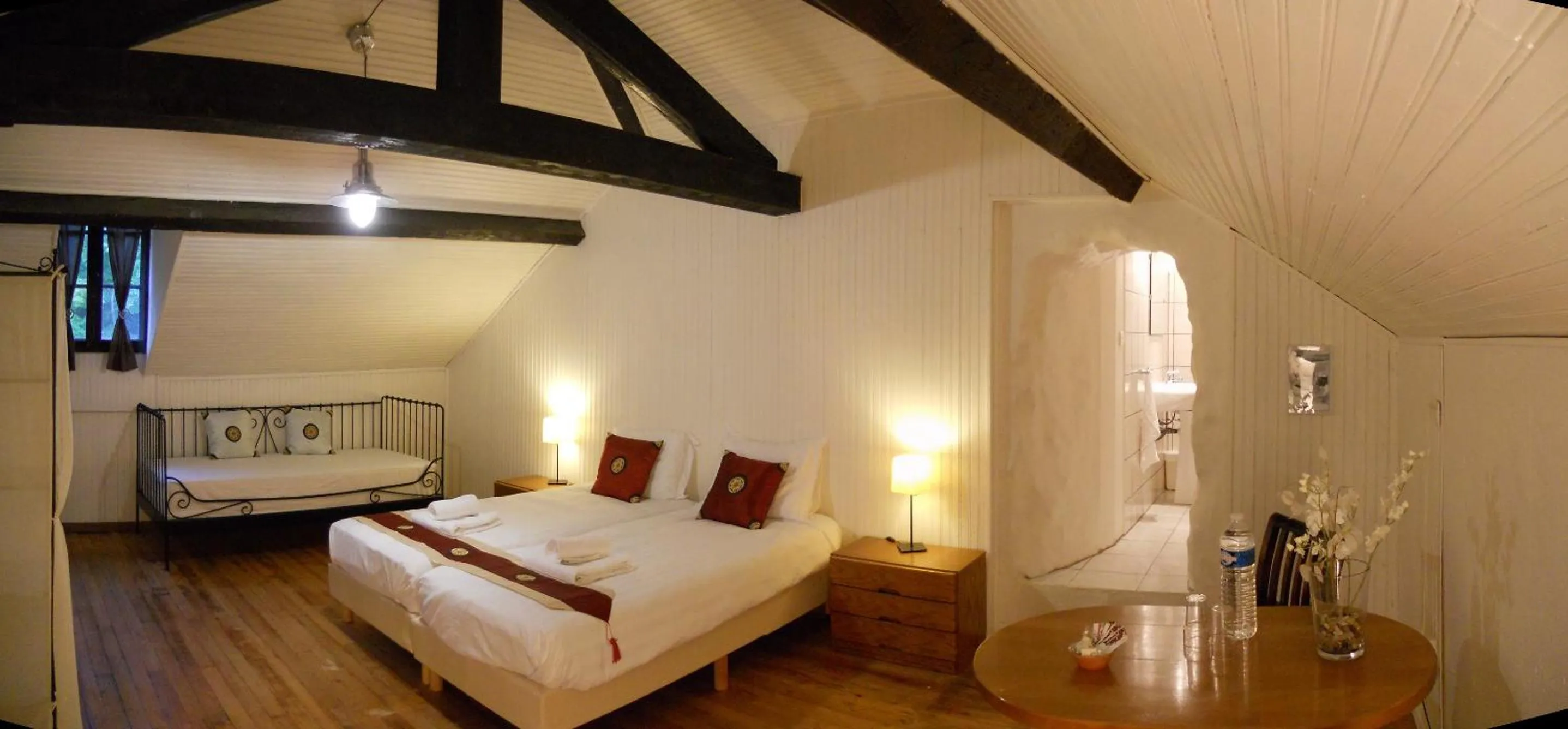 Photo of the whole room, Bed in Pyrenées Emotions, Eco-responsables, Nature, Sports Aventures
