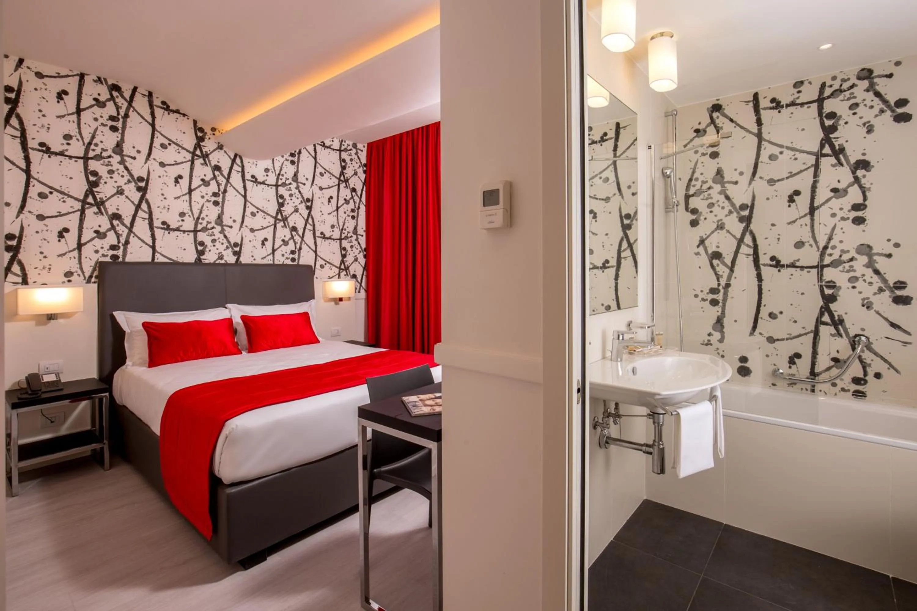 Bathroom, Bed in Hotel American Palace Eur