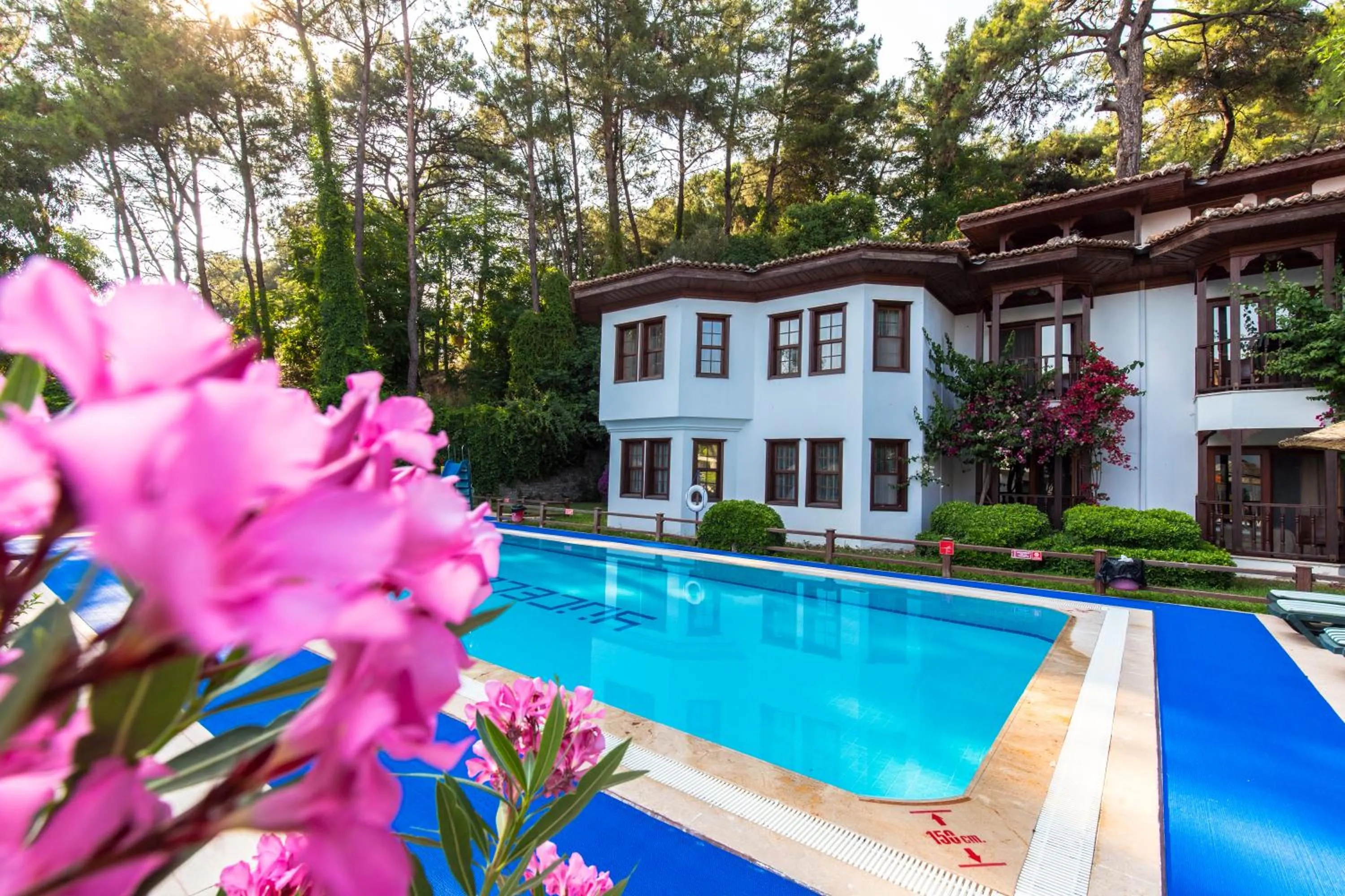 Swimming pool in Yucelen Hotel