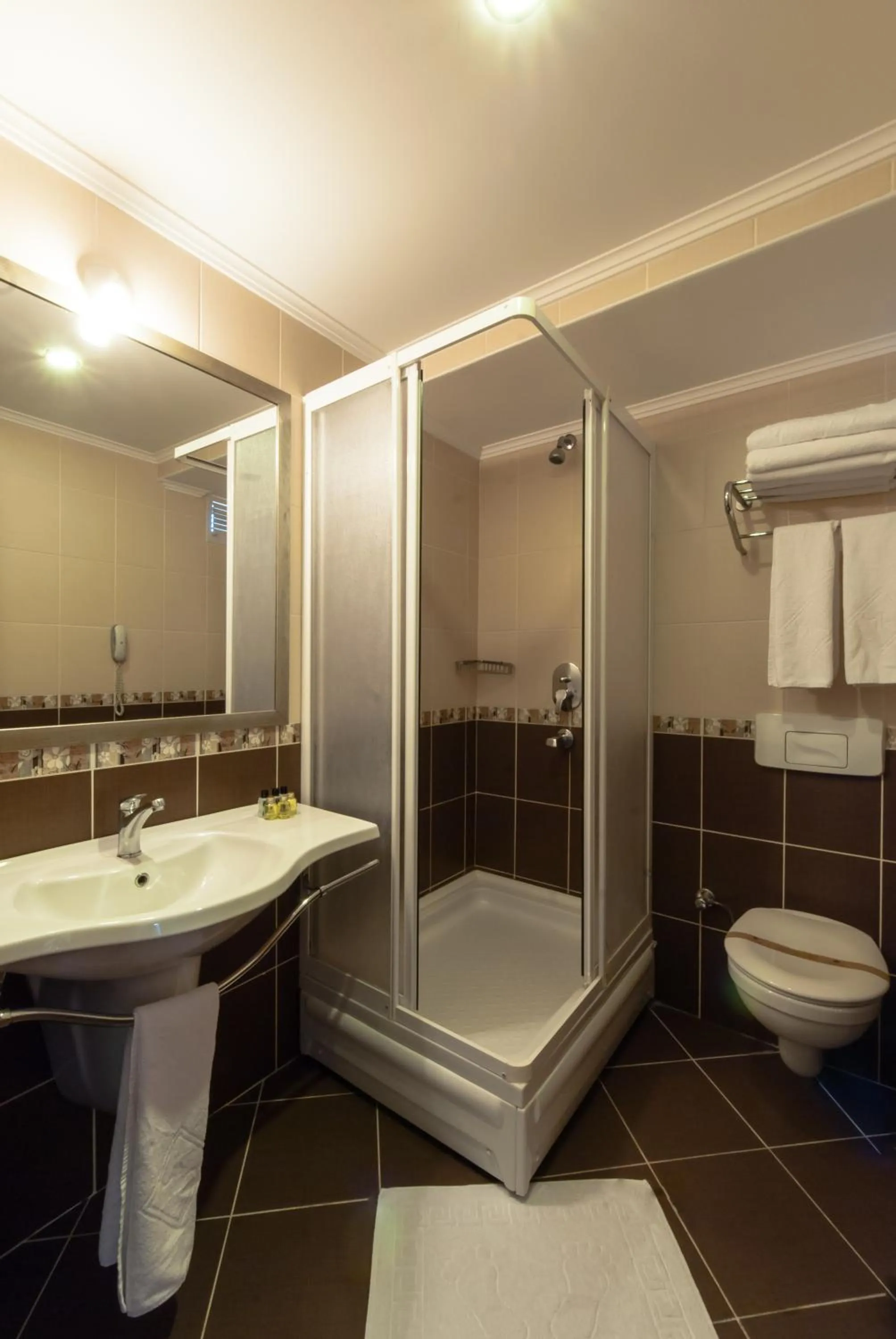 Bathroom in Yucelen Hotel