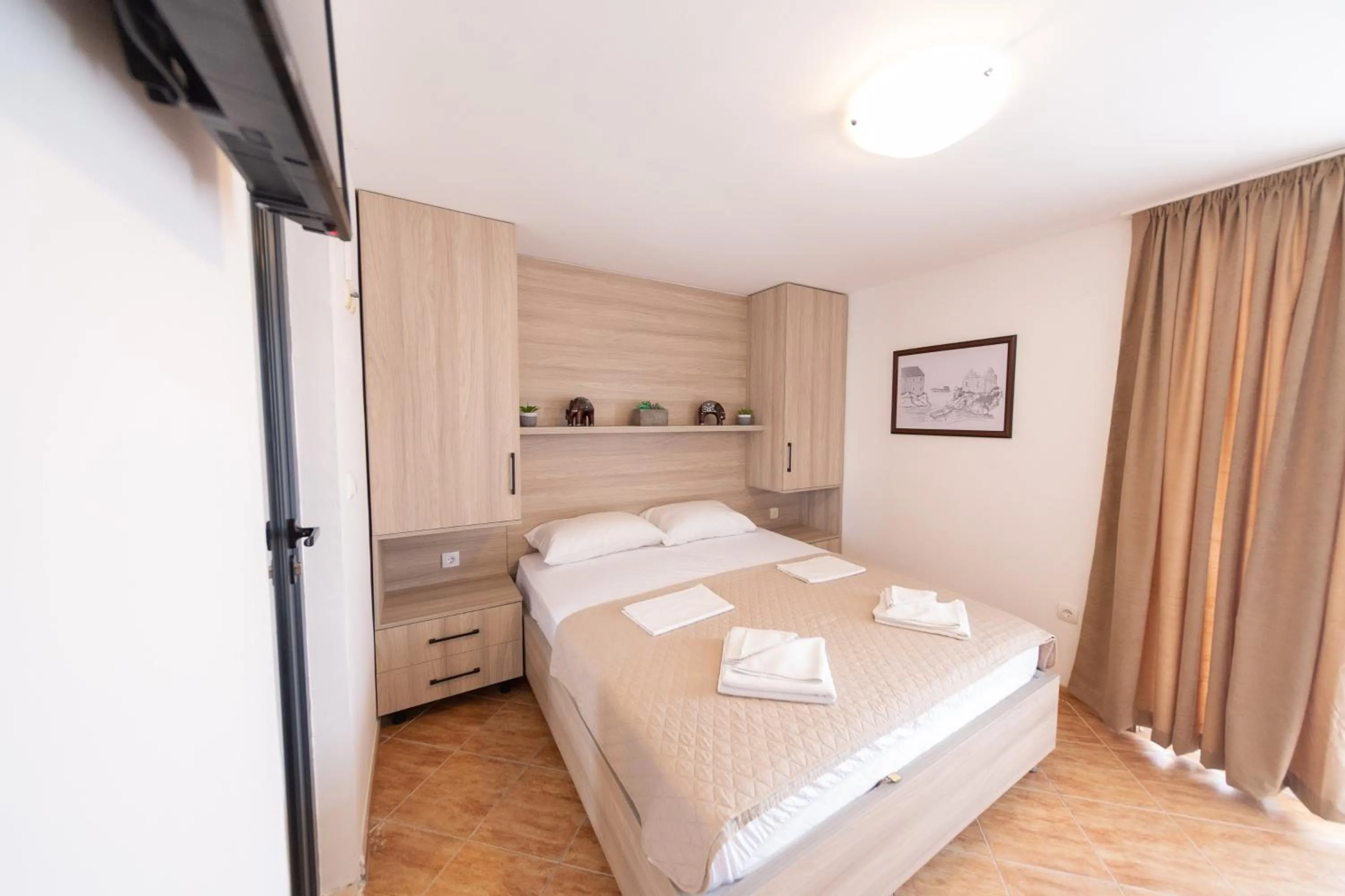 Text overlay, Bed in Azzuro apartments Budva