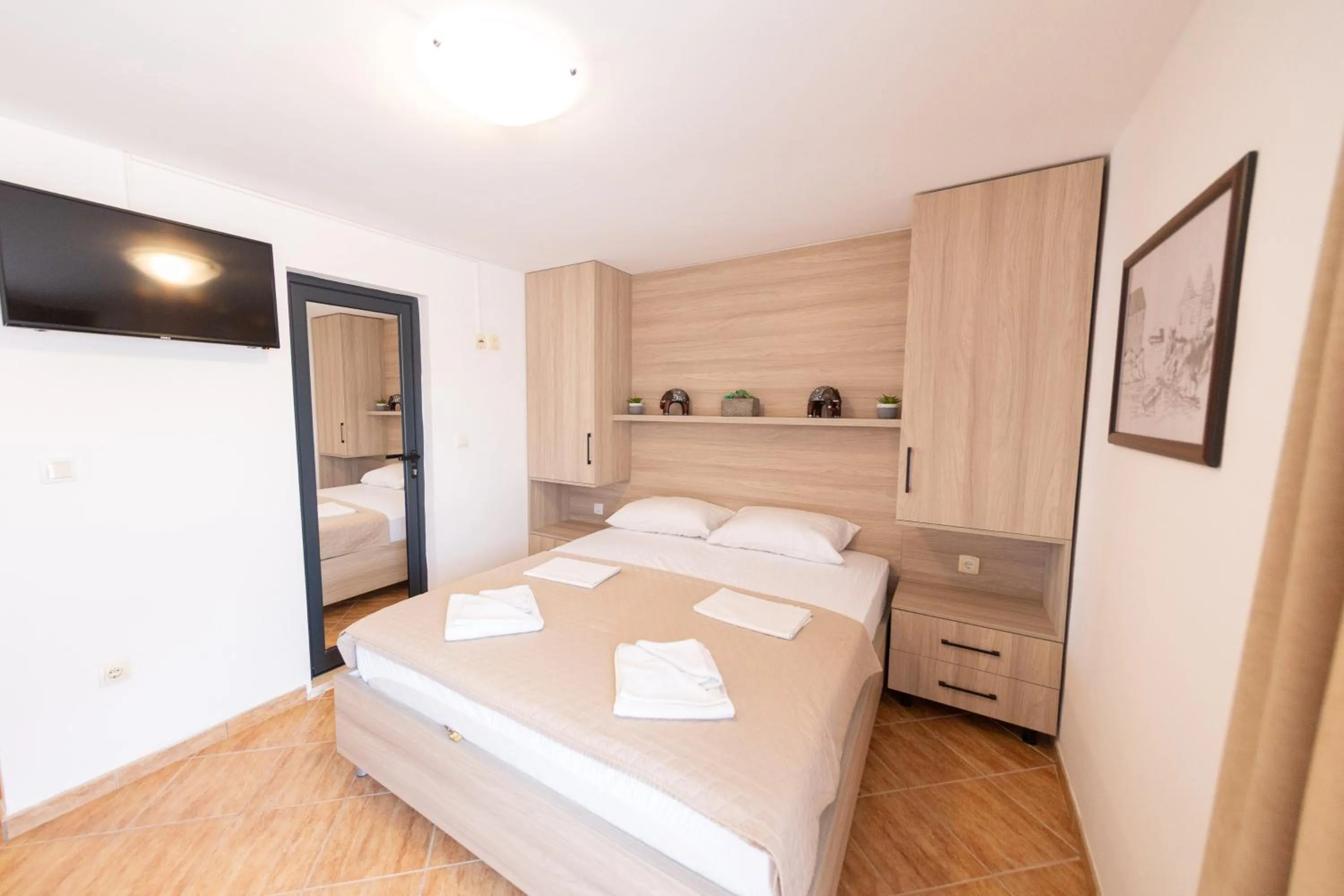 Text overlay, Bed in Azzuro apartments Budva