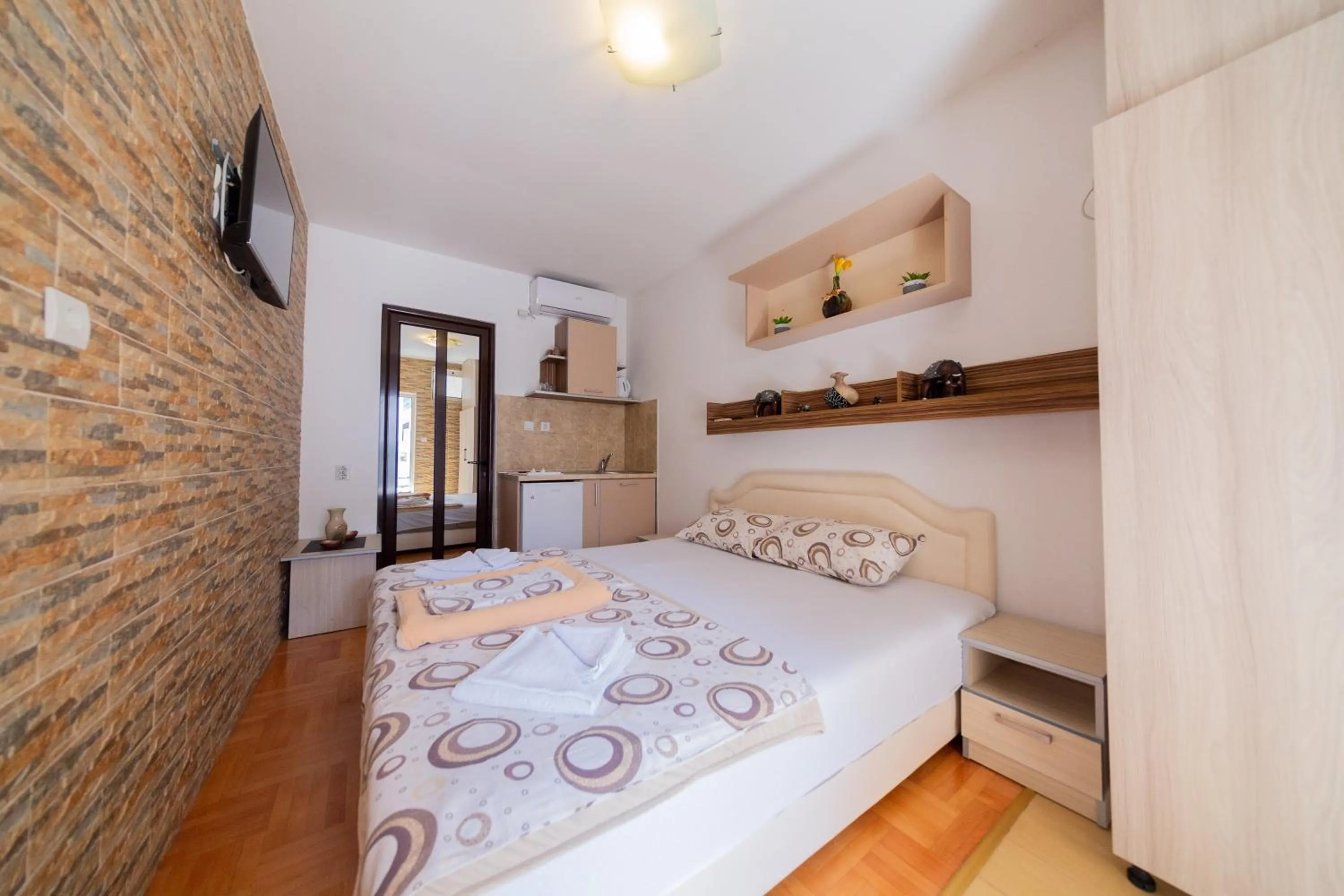 Text overlay, Bed in Azzuro apartments Budva