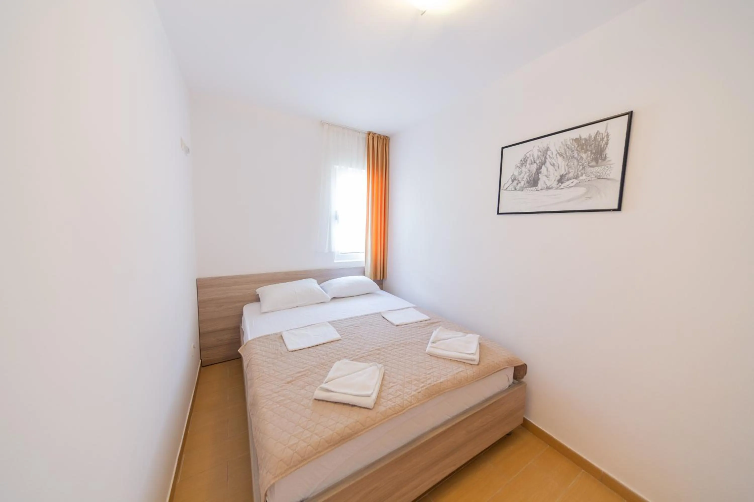 Text overlay, Bed in Azzuro apartments Budva