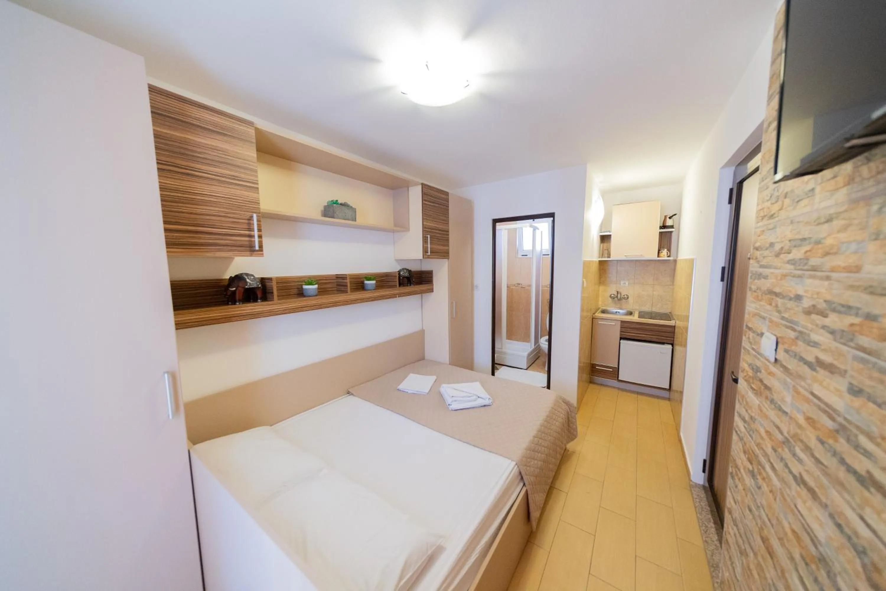 Text overlay, Bed in Azzuro apartments Budva
