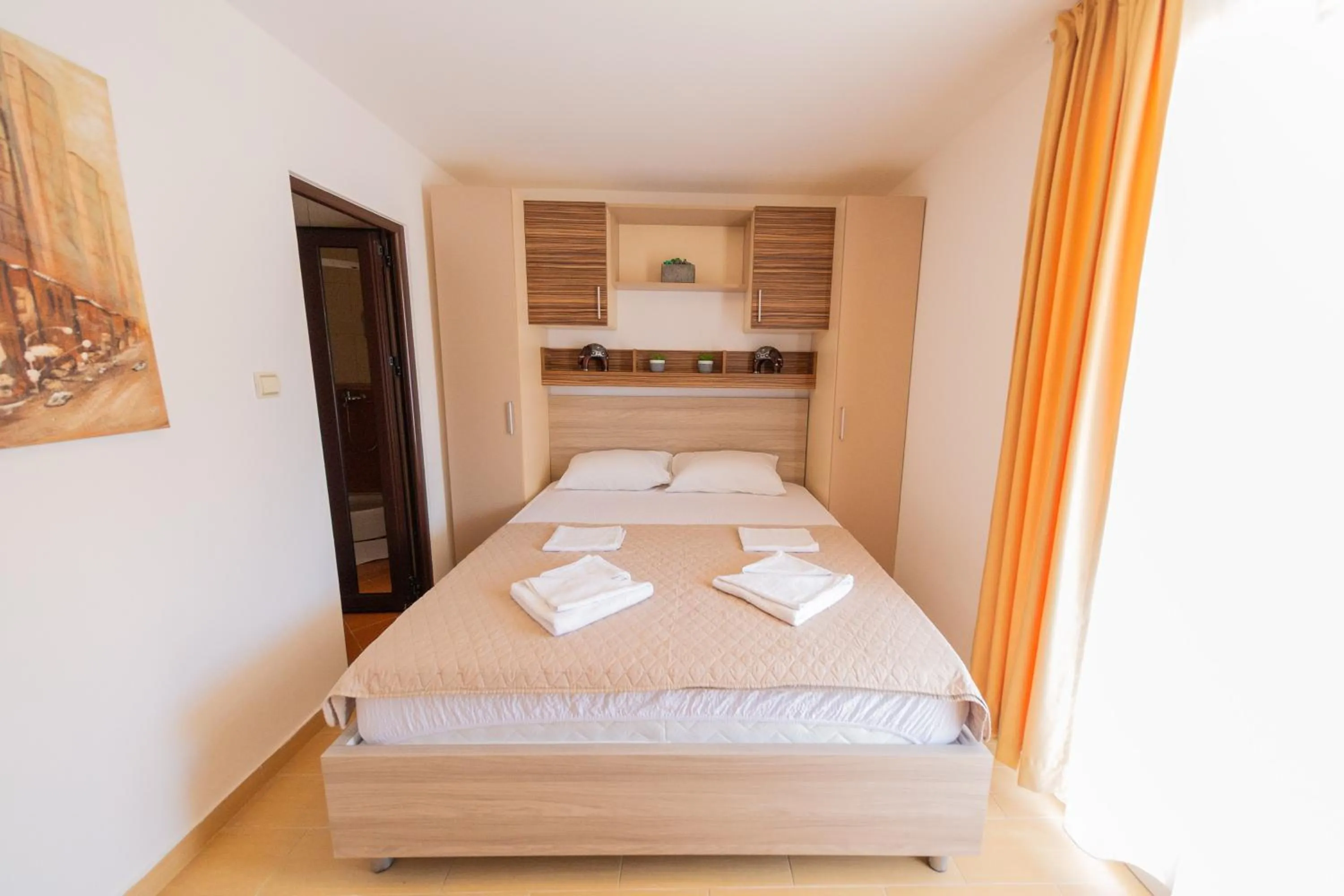 Text overlay, Bed in Azzuro apartments Budva