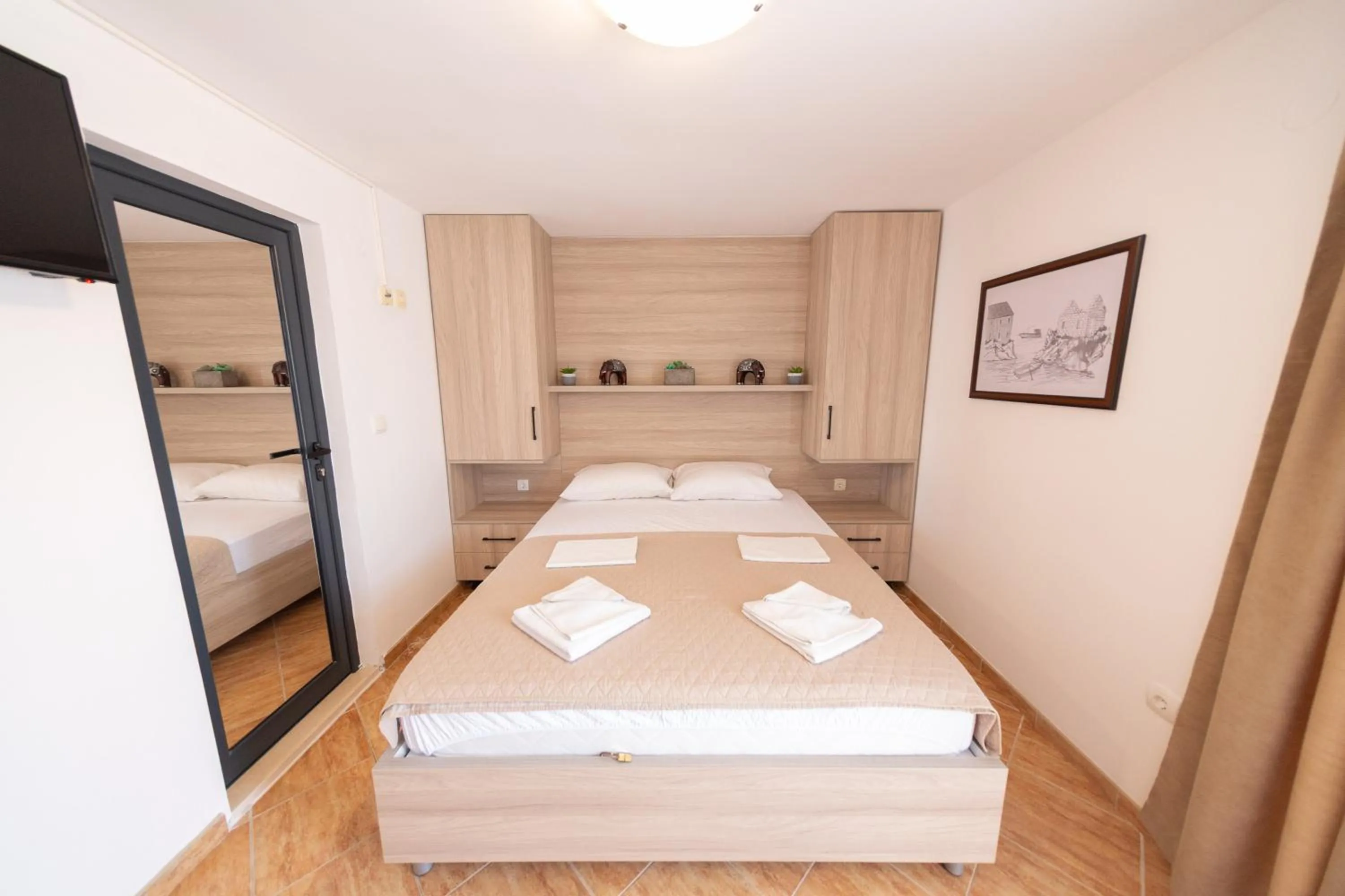 Text overlay, Bed in Azzuro apartments Budva