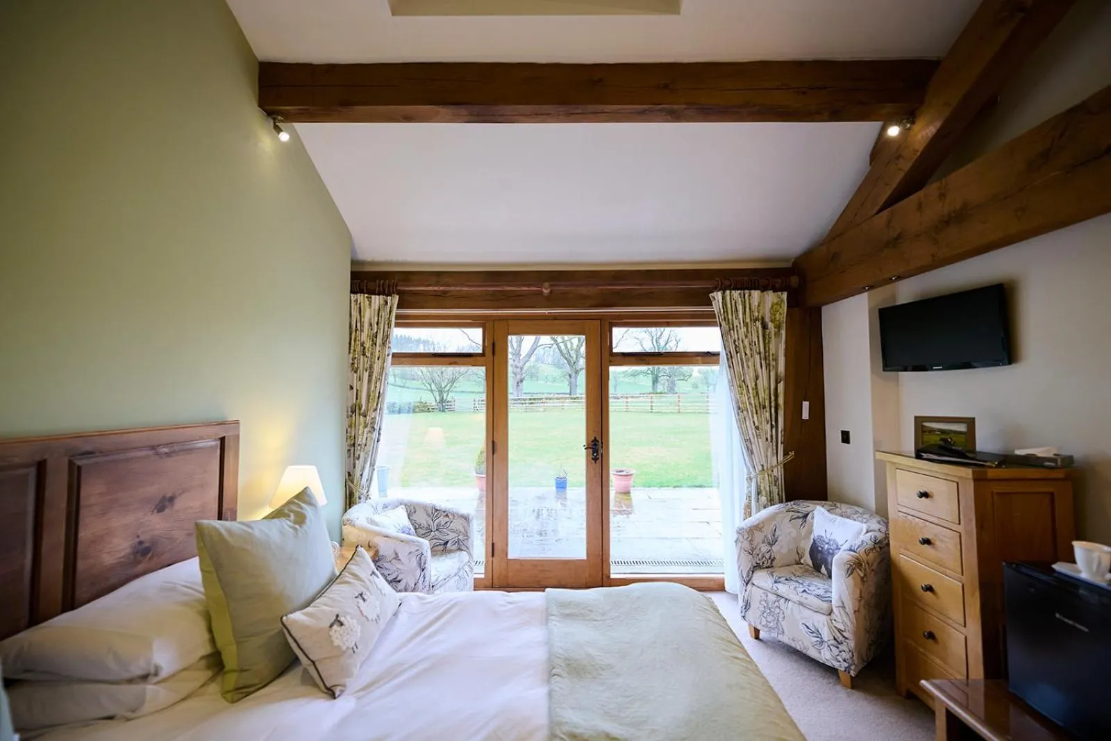 Bed in Green Grove Country House