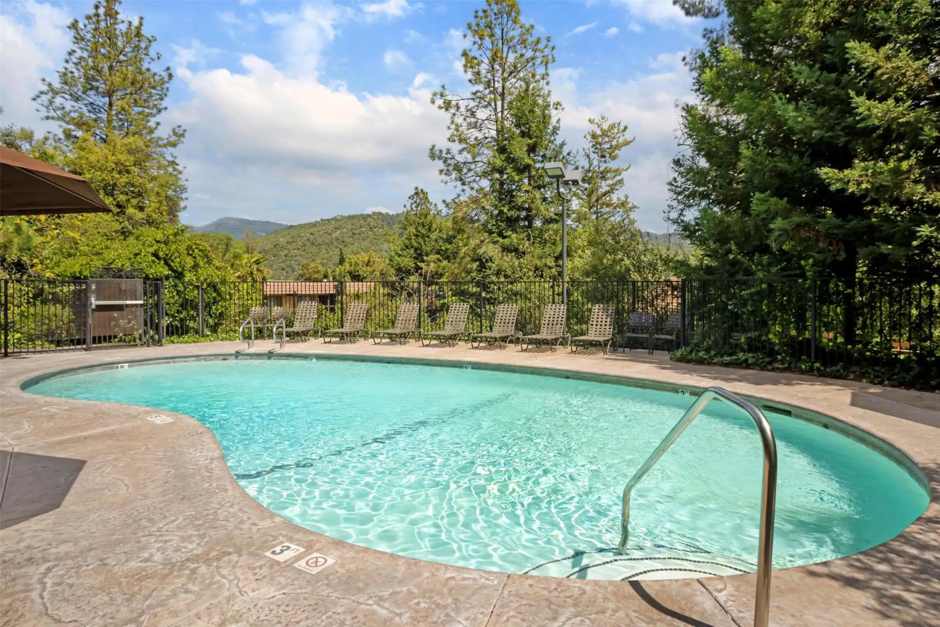 Pool view in Best Western Plus Yosemite Gateway Inn Pool view in Best Western Plus Yosemite Gateway Inn
