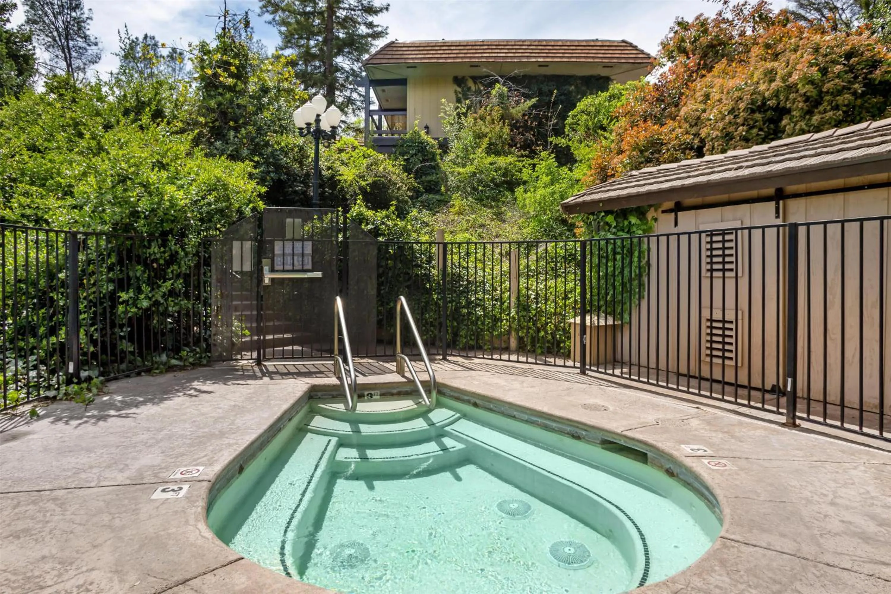 Pool view in Best Western Plus Yosemite Gateway Inn