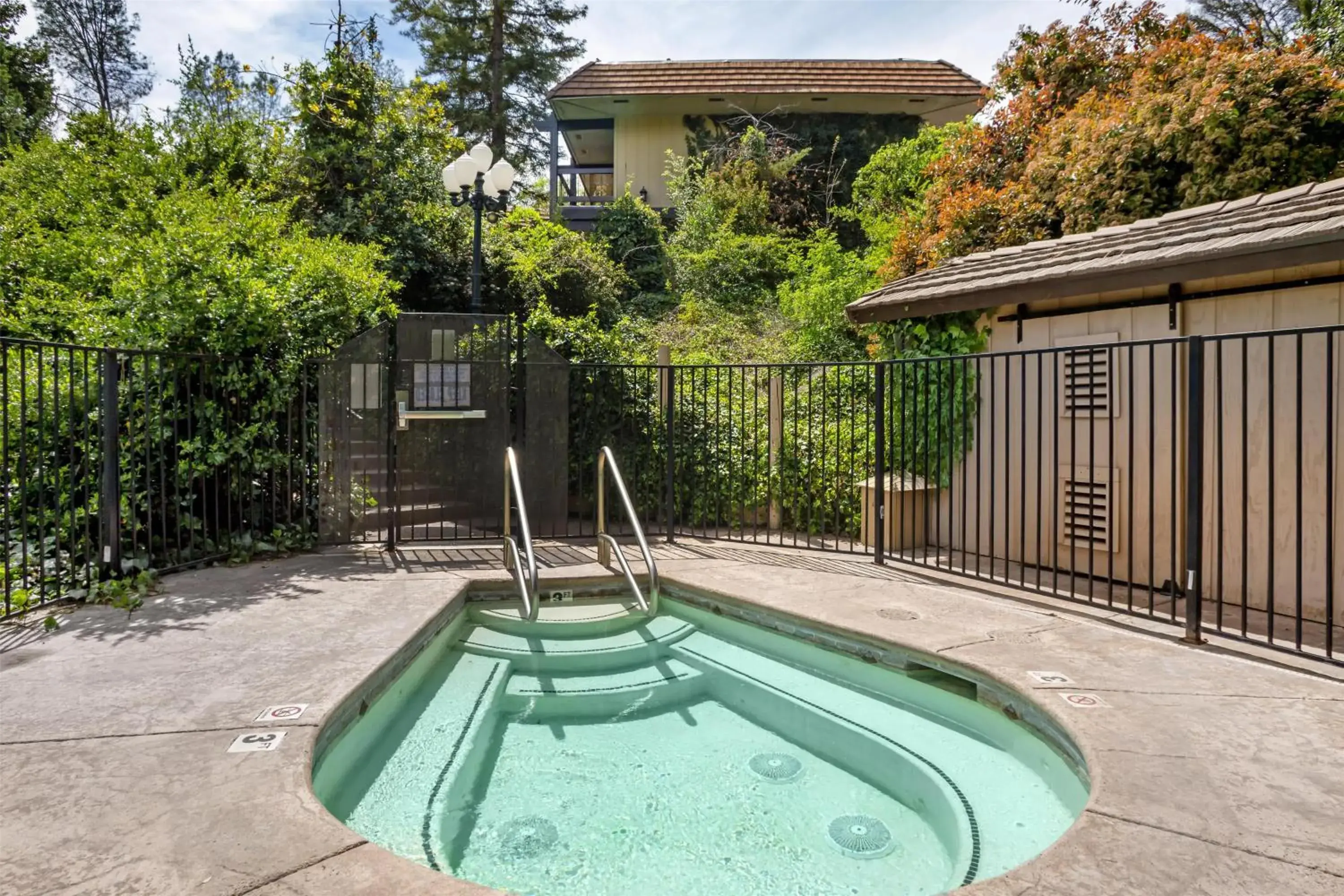 Pool view in Best Western Plus Yosemite Gateway Inn Pool view in Best Western Plus Yosemite Gateway Inn
