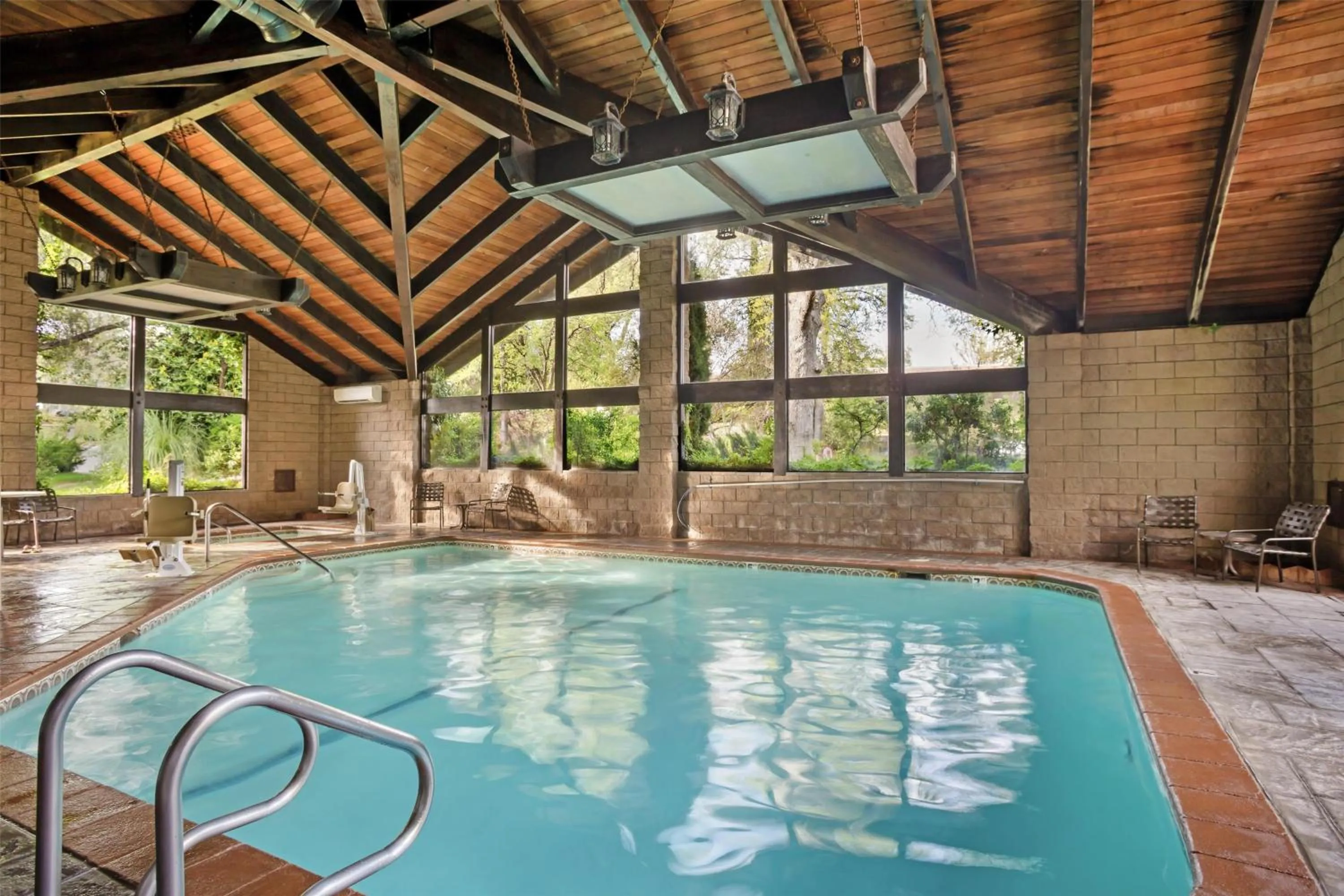 Pool view in Best Western Plus Yosemite Gateway Inn