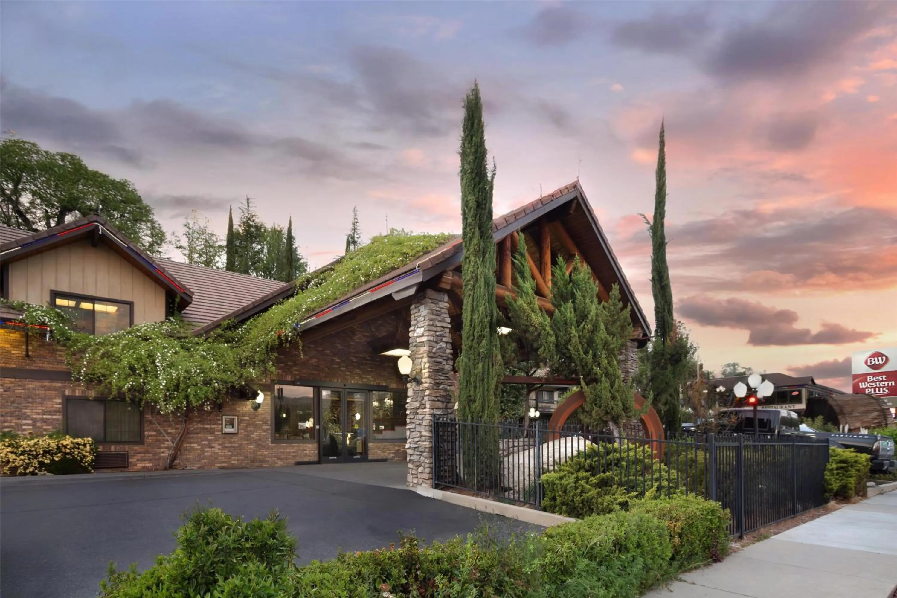 Property building in Best Western Plus Yosemite Gateway Inn