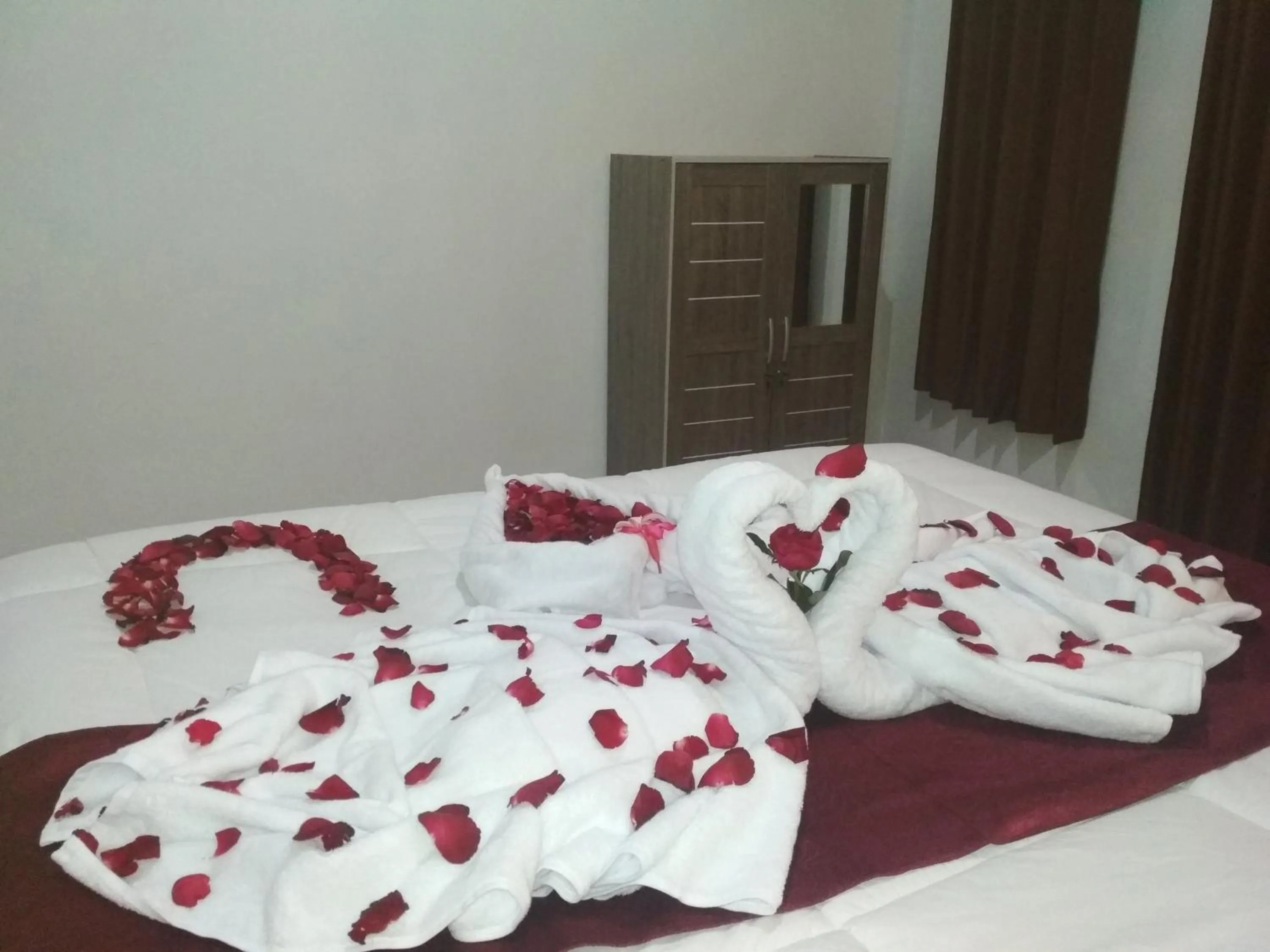 Bed in Santhi Guna Bungalow