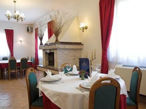 Restaurant/places to eat in Hotel Aurora