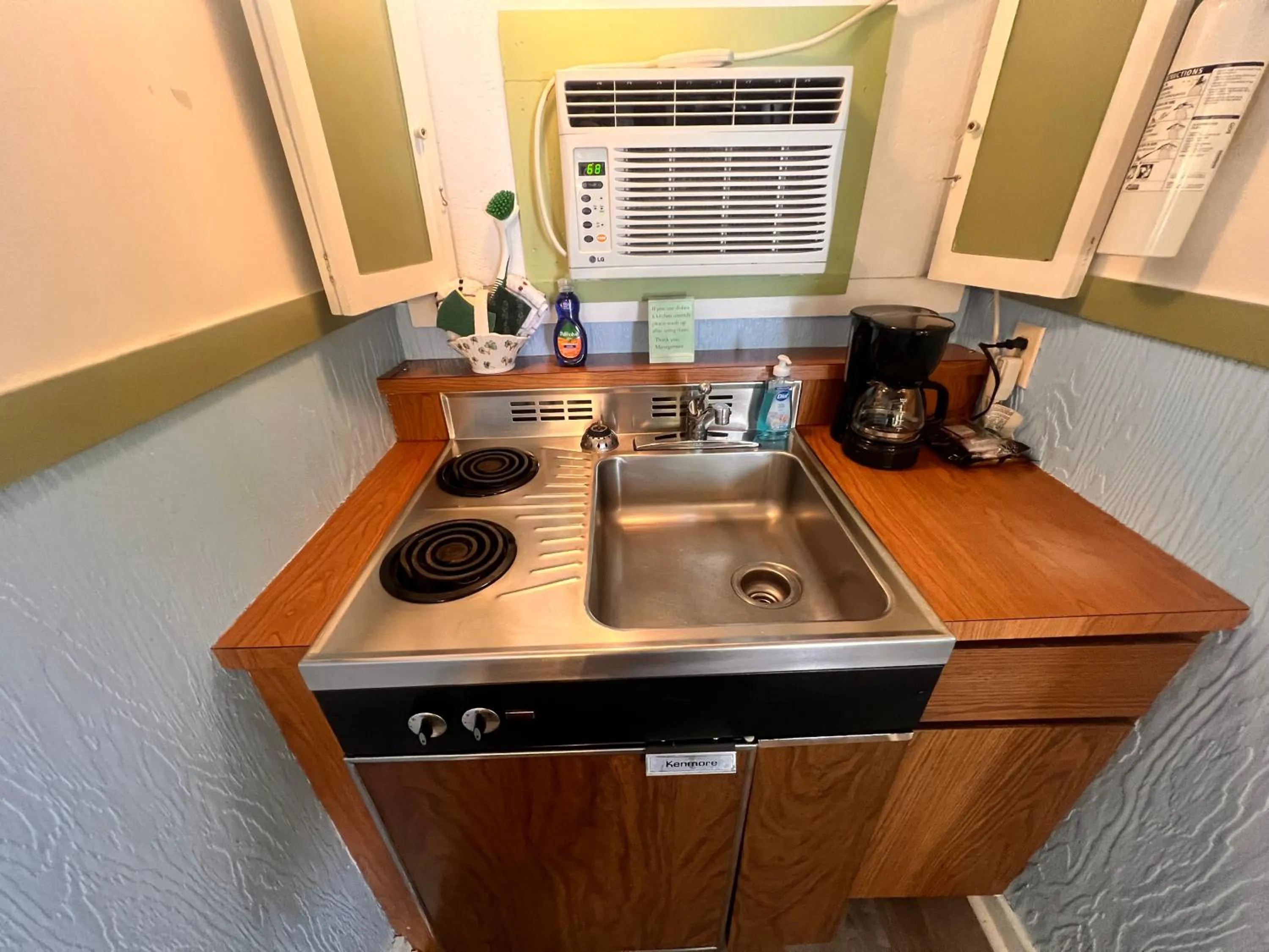 Kitchen or kitchenette in Claddagh Motel & Suites
