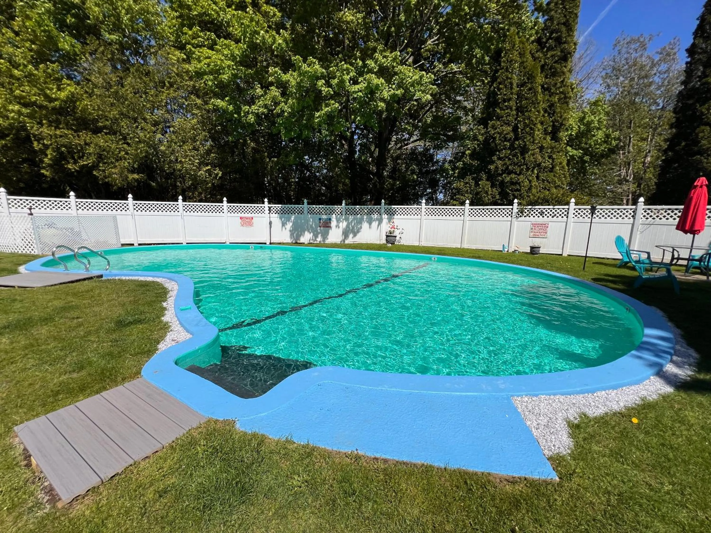 Swimming pool in Claddagh Motel & Suites