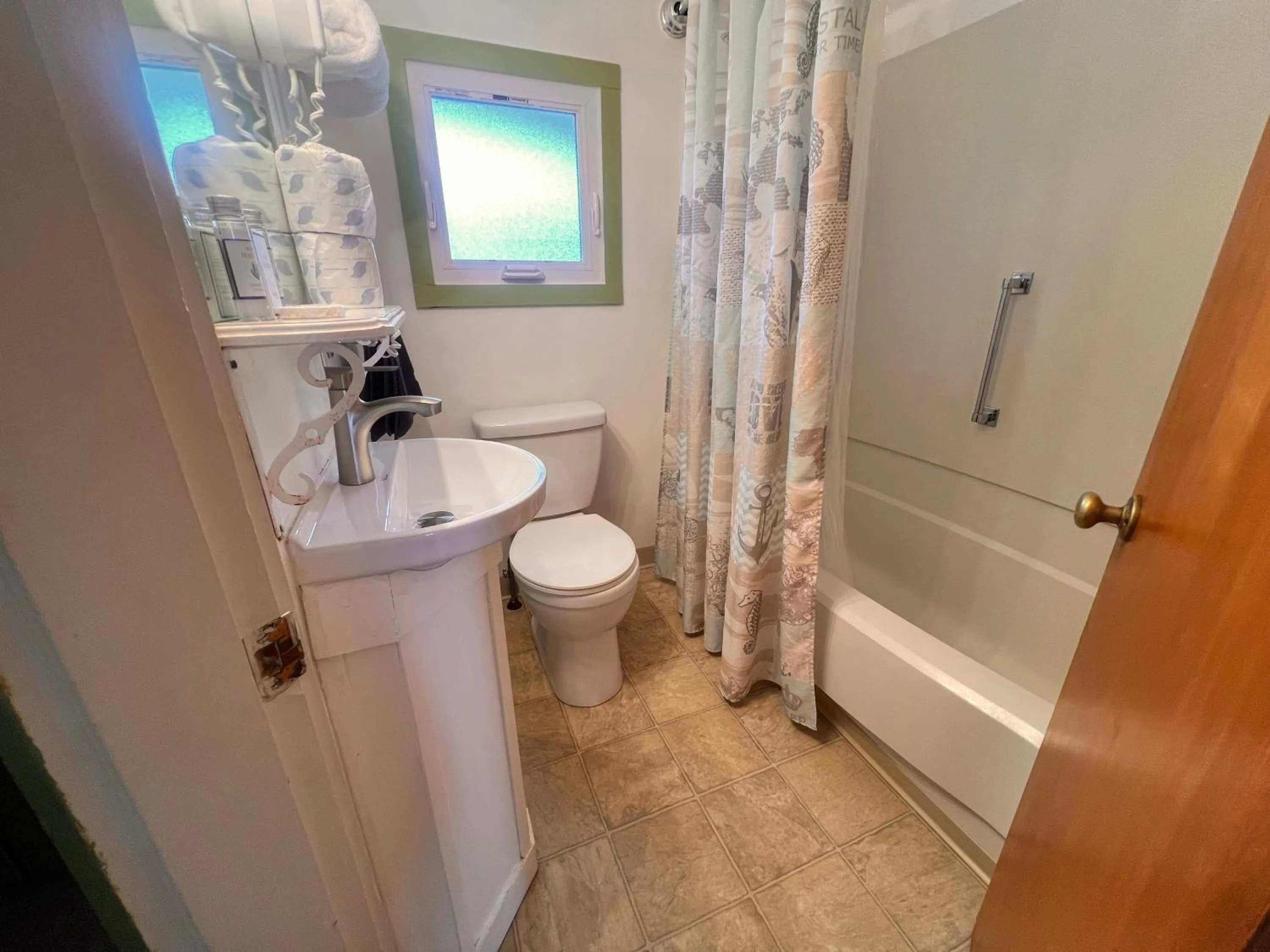 Bathroom in Claddagh Motel & Suites