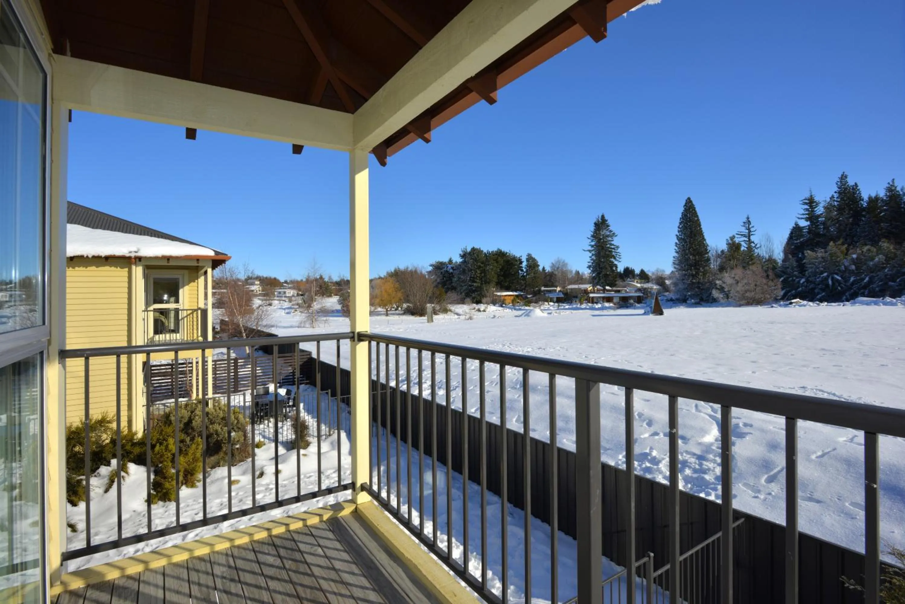 Day in Mantra Lake Tekapo