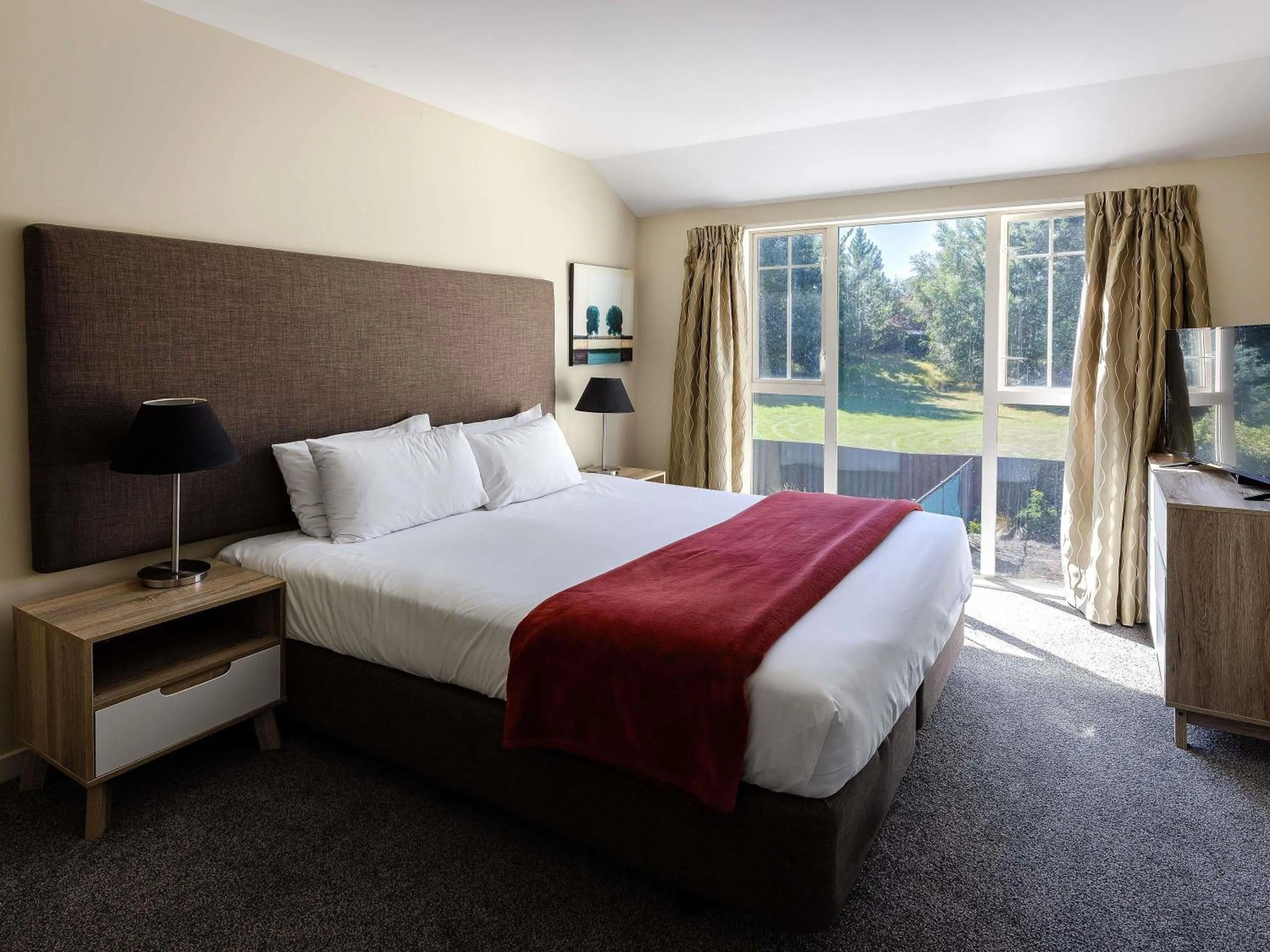 Bedroom, Bed in Mantra Lake Tekapo