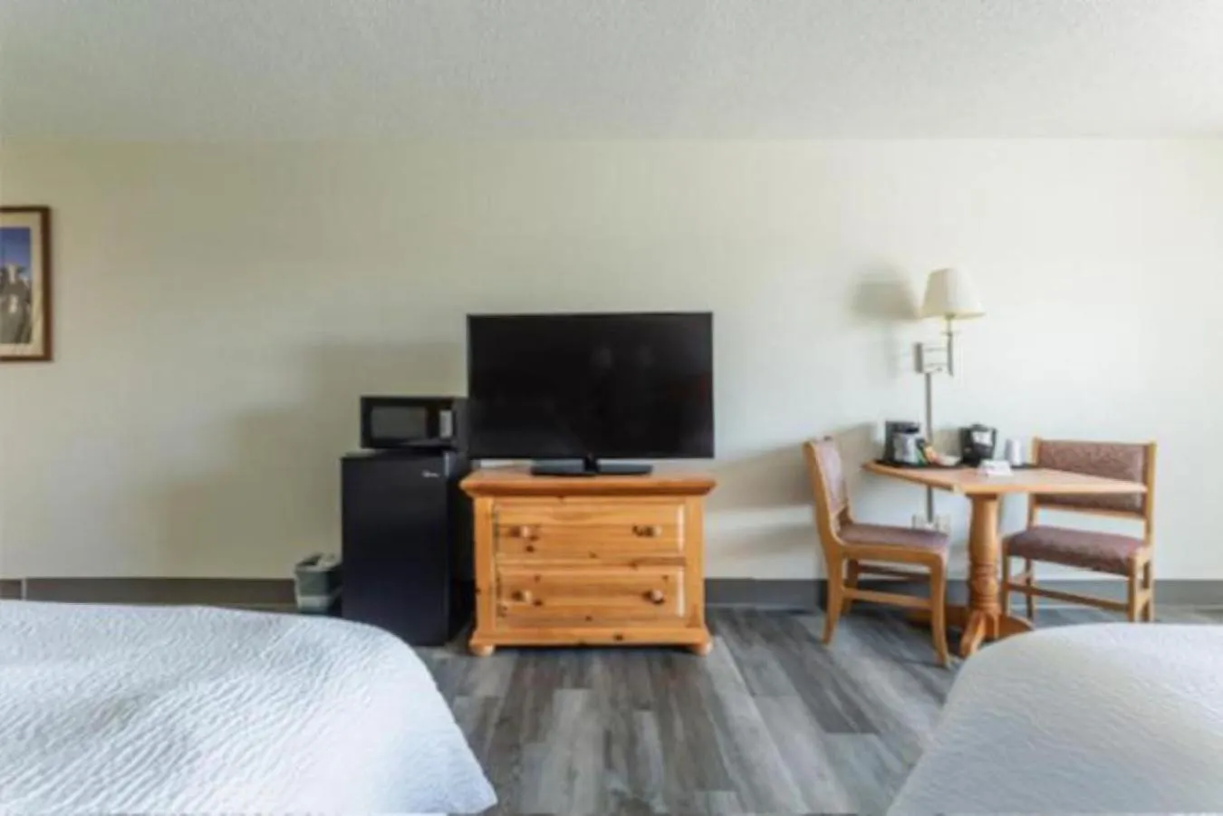 TV and multimedia, Bed in Lancaster Inn & Suites