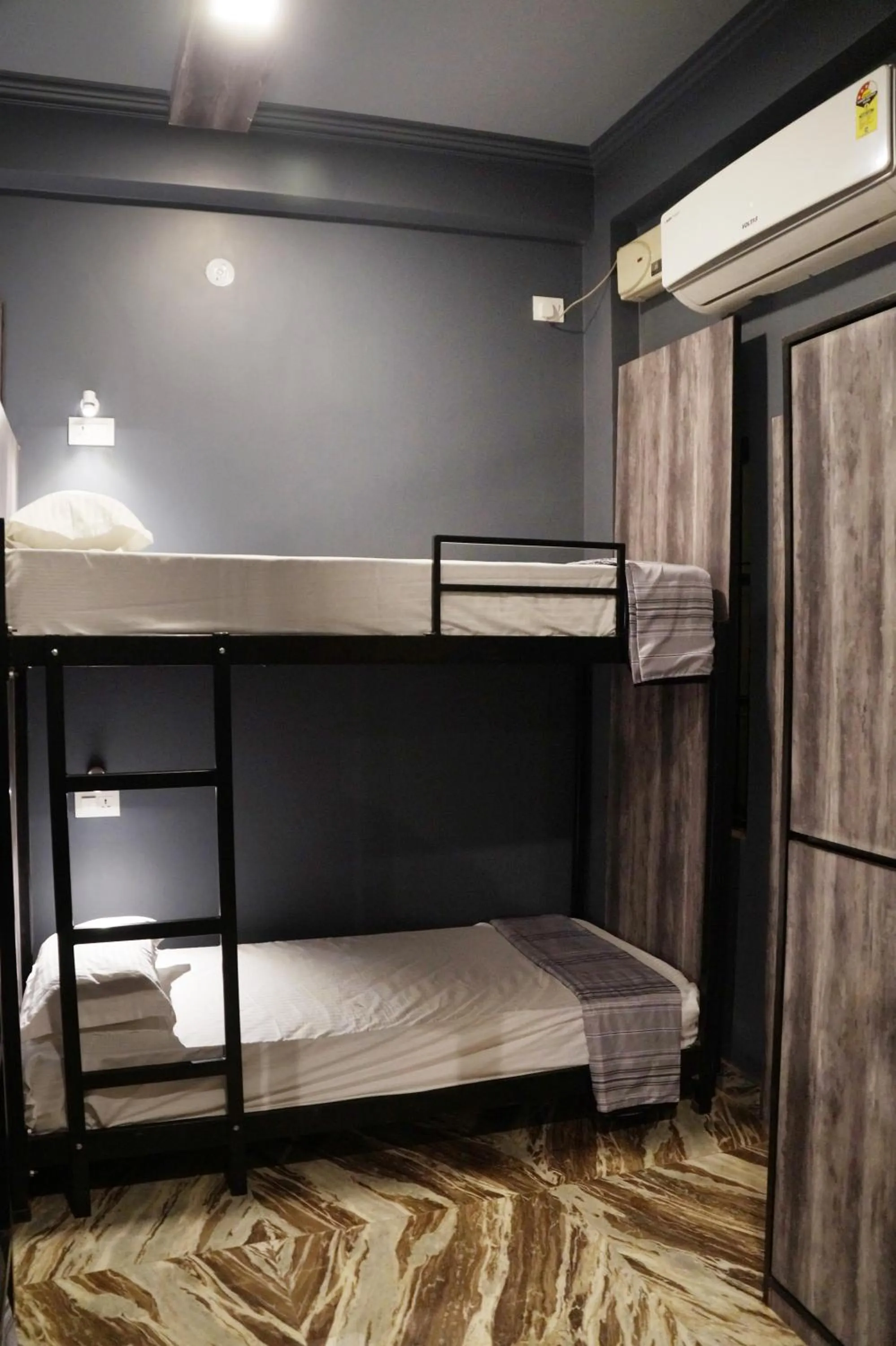 bunk bed, Bed in Backpackers Park Varanasi
