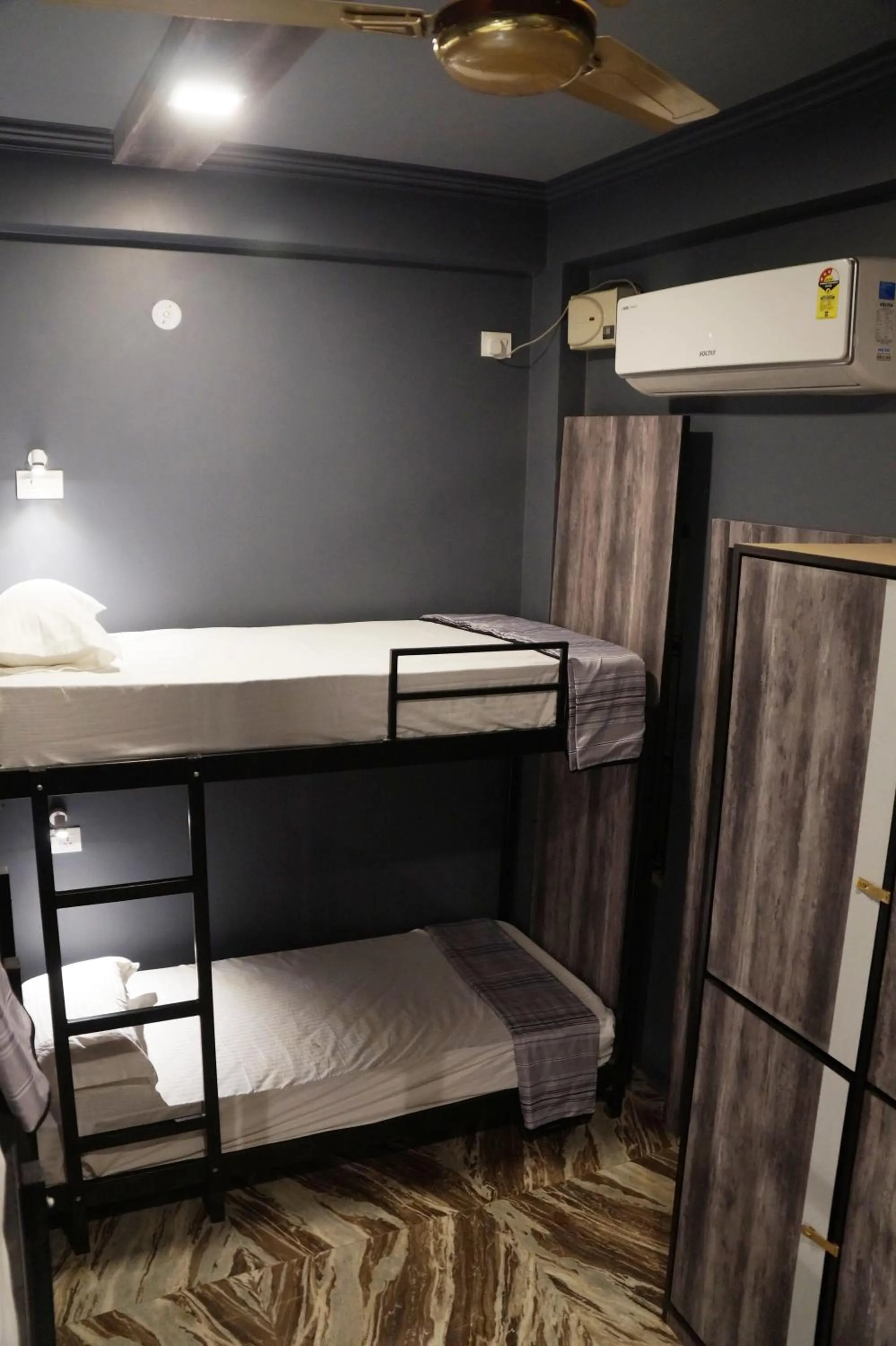 bunk bed, Bed in Backpackers Park Varanasi
